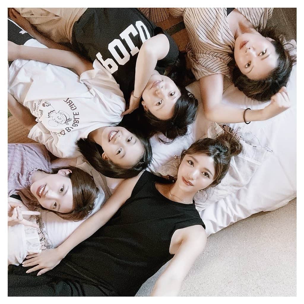 ARIKAのインスタグラム：「仲良し女子会💚 . 高知旅行に行った時の 女子メンバー𓂃 𓈒𓏸 🌱 ͛.* 外暑いから旅館でTikTok撮ってた🤣 ちょいちょいおじさん出てくるけど なんかお盆休みっぽくていい笑 スライドして最後まで見てね👀💕 . #kouchi #shikoku #trip #sea #お盆休み #tiktok #可愛い #旅館 #連休 #女子会 #幸せ #満喫 #癒し #おひとり様 #女性のひとり暮らし #写真好きな人と繋がりたい #お洒落さんと繋がりたい#summer #workout #makeup #hair #me #girl #swag #l4l #love #selfie #follow #bestoftheday #tokyo」