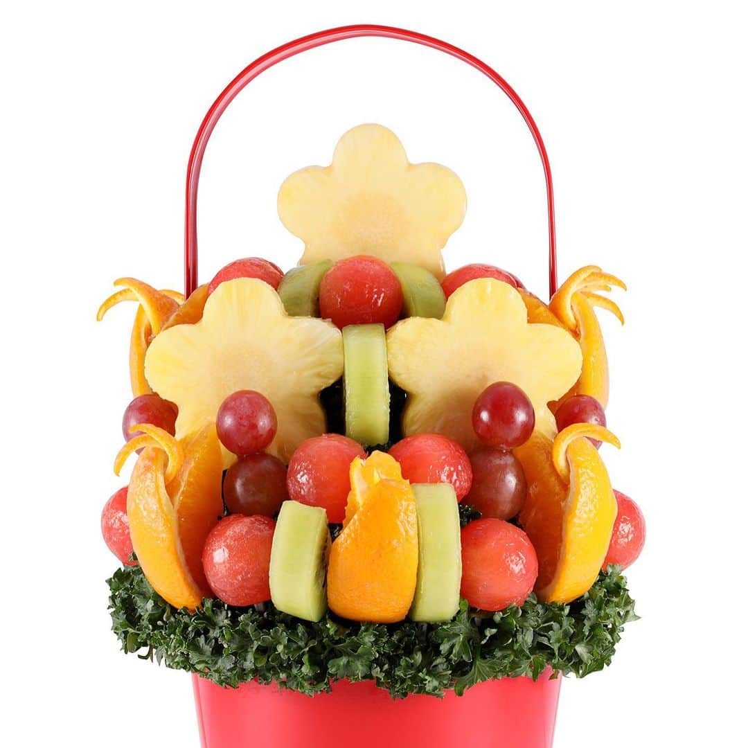 Fruit-bouquets.comさんのインスタグラム写真 - (Fruit-bouquets.comInstagram)「【Cheery (チアリー)】 スイカ、オレンジ、キウイフルーツ、ブドウ、パイナップルと、 5種類のフルーツのおいしさを楽しめるフルーツブーケ💐 . チアリーの名前の通り、お花の形のパイナップルなどを 明るく元気なイメージでアレンジメントしています🍍 . 年代や男女を問わず人気の商品です！ .  #フルーツブーケ #プレジール #フルーツ #花束  #西千葉 #千葉 #フルーツケーキ #果物 #手土産 #サプライズケーキ #お祝い #記念日 #贈り物  #パーティー #フルーツギフト #果物大好き  #サプライズプレゼント #パーティーギフト  #インスタ映え #インスタ映えスイーツ  #スイーツ #ギフト #おうち時間  #インスタ映えケーキ #サプライズ  #スイーツ #サプライズギフト #プレゼント  #フォトジェニック #ホームパーティー」8月17日 21時20分 - fruitbouquet.japan