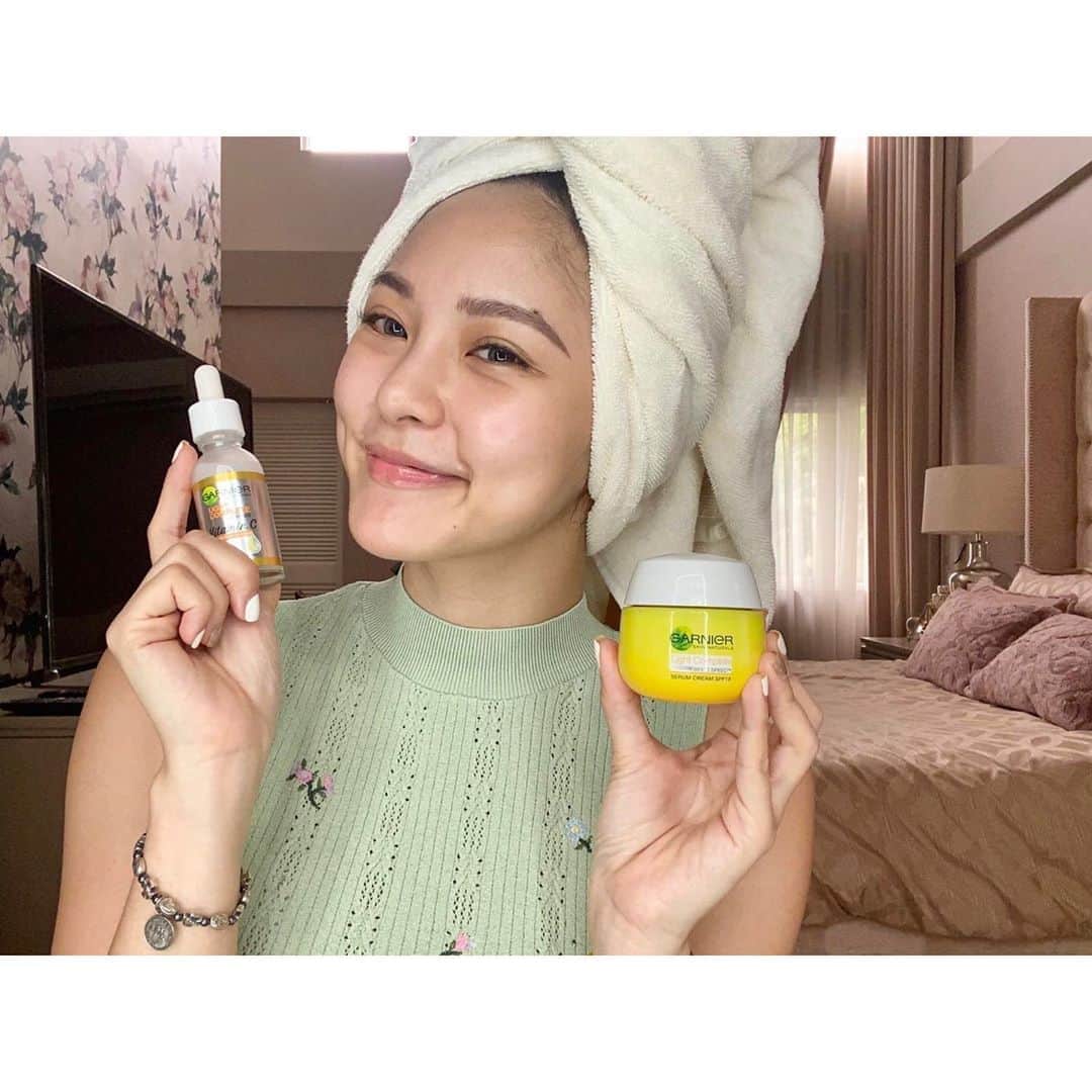 Kim Chiuさんのインスタグラム写真 - (Kim ChiuInstagram)「BRIGHTER DAYS AHEAD!✨✨✨. Swipe left👉🏻 Nowadays, most of us forget to take care of our skin. Especially now that everything around us is entirely stressful.  SkinCare is essential but most all we go to the brand that we trust and care for us. I am thrilled with the result that I'm getting in my skin, been using this 𝐒𝐔𝐏𝐄𝐑 𝐆𝐋𝐎𝐖 𝐃𝐔𝐎 for months now, and swear my skin looked brighter than ever. The 𝐕𝐈𝐓𝐀𝐌𝐈𝐍 𝐂 𝐒𝐞𝐫𝐮𝐦 - 𝐟𝐚𝐝𝐞𝐬 𝐝𝐚𝐫𝐤 𝐬𝐩𝐨𝐭𝐬. 𝐆𝐚𝐫𝐧𝐢𝐞𝐫 𝐃𝐚𝐲 𝐂𝐫𝐞𝐚𝐦 - 𝐦𝐨𝐢𝐬𝐭𝐮𝐫𝐢𝐳𝐞𝐬 𝐚𝐧𝐝 𝐔𝐕 𝐩𝐫𝐨𝐭𝐞𝐜𝐭𝐢𝐨𝐧. Use both for lighter and brighter skin result!!!!✨. . .  Get the Garnier Super Glow Duo in Shopee for only Php 649 with free shipping on Aug 18! 🧡. Use the Shopee voucher code: 𝐊𝐈𝐌𝐆𝐀𝐑100 for a surprise discount!✨✨✨✨✨✨✨✨✨ @garnierph . Valid Aug 16-18, 2020, get P100 off at P749 minimum spend  #BrighterDaysWithGarnierDuo  #GarnierPH  #GarnierSuperGlowDuo  #GlowUp」8月17日 21時13分 - chinitaprincess