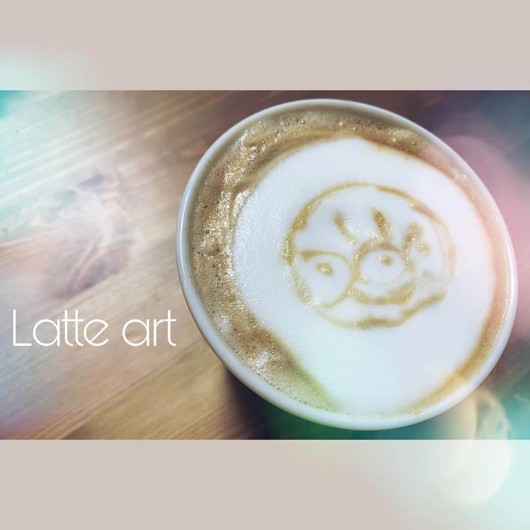 寺崎裕香さんのインスタグラム写真 - (寺崎裕香Instagram)「ラテアート。  最近、ネスプレッソ買いましてん。 それに、ミルク泡立てるやつついてて。  せっかくだからやってみた。 初ラテアート。  人生で1番描いてきたであろうアンパンマン。  もっと、極めてみたい！！！  #lateart  #nespresso」8月17日 21時14分 - terachan0804