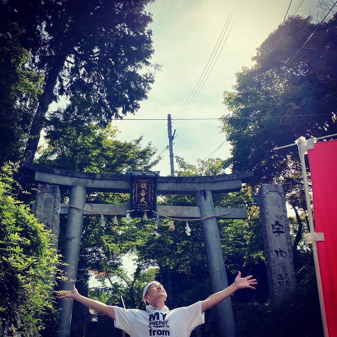 アキ（荒木良明）のインスタグラム：「朝から無事にみんなで務めさせてもらった御園座から無事に帰れた御礼参りと大和証券CONNECT劇場重ねてお願いごと。小6と運動。 鍼治療受けて、期日前投票に行き、午後から台本に向かってます‼︎ 明日稽古、明後日19日〜23日まで公演。押忍  #御礼参り #福岡よしもと  #大和証券CONNECT劇場 #吉本新喜劇 #新喜劇アキ」