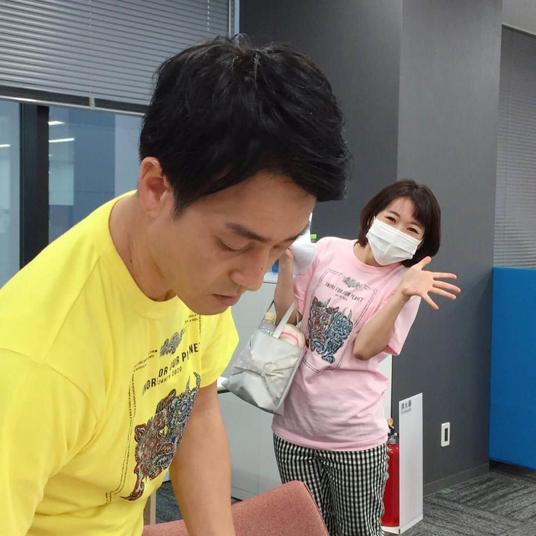 有田優理香のインスタグラム：「みんな大好き、宮脇パイセンだよ〜！！！ 塩っけたっぷりの対応、わたくし大歓迎です🥳(優しい先輩です)  あさってまで一緒にテレビ派18時台のニュースを担当します🙇‍♀️ぜひご覧ください！  #広島テレビ　#アナウンサー　#宮脇靖知 #テレビ派　#鍛えられてます　#ラインブロック　#いつ解除してくれますか」