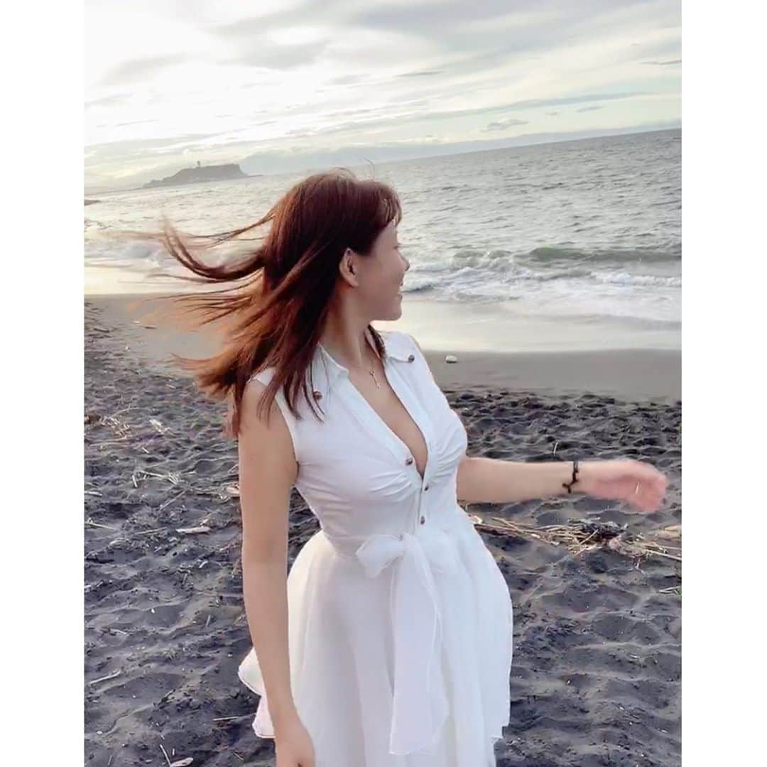 本田裕子さんのインスタグラム写真 - (本田裕子Instagram)「目に見える事象だけに とらわれないこと。 . 目に見える部分の裏側を 感じること（＆サードアイ👁） . . なぜそれを自分に体験させたのか？ . . 裏側を感じていくと🧘🏻‍♀️ 深い気づきが起き、恩寵が訪れる💫 . . …… この世界は正しいこと、本当のことが 現実化するという世界ではない。 . 良い・悪い、関係なく あなたの信じたものが、 目の前の現実として現れてるだけ。 .   なので、 自らを「どういう存在」として 認識しているのか？ .   自分という「分身」を発展させていく 「意識」の側であること。 . . 「正しくなくちゃ」って条件付けではなく、 源の無条件の愛が本来の自分の視点👁 . . そして、 分身である借り物（乗り物）のカラダも大切にしていこう♡ . . 変化を楽しむのだ😊 . . …… うちの分身は 帰宅後、YouTubeの編集してたら もう一人の大切な分身と一緒に🐕💕 寝落ちしてたあ😳w . . さあ、夕食食べよう😀 . . …… #目に見える事象 #裏側 #感じること #サードアイ #視点 #源 #源の視点 #気づき #恩寵 #現実化 #信じたもの #自分はどういう存在 #認識しているか #分身 #発展させていく #意識 #神意識 #無条件の愛 #本来の自分 #視座 #変化を楽しむ #マインド #寝落ち #カラダを大切に #借り物 #乗り物 #欲に素直に #本田裕子」8月17日 21時19分 - rinrin_yuko