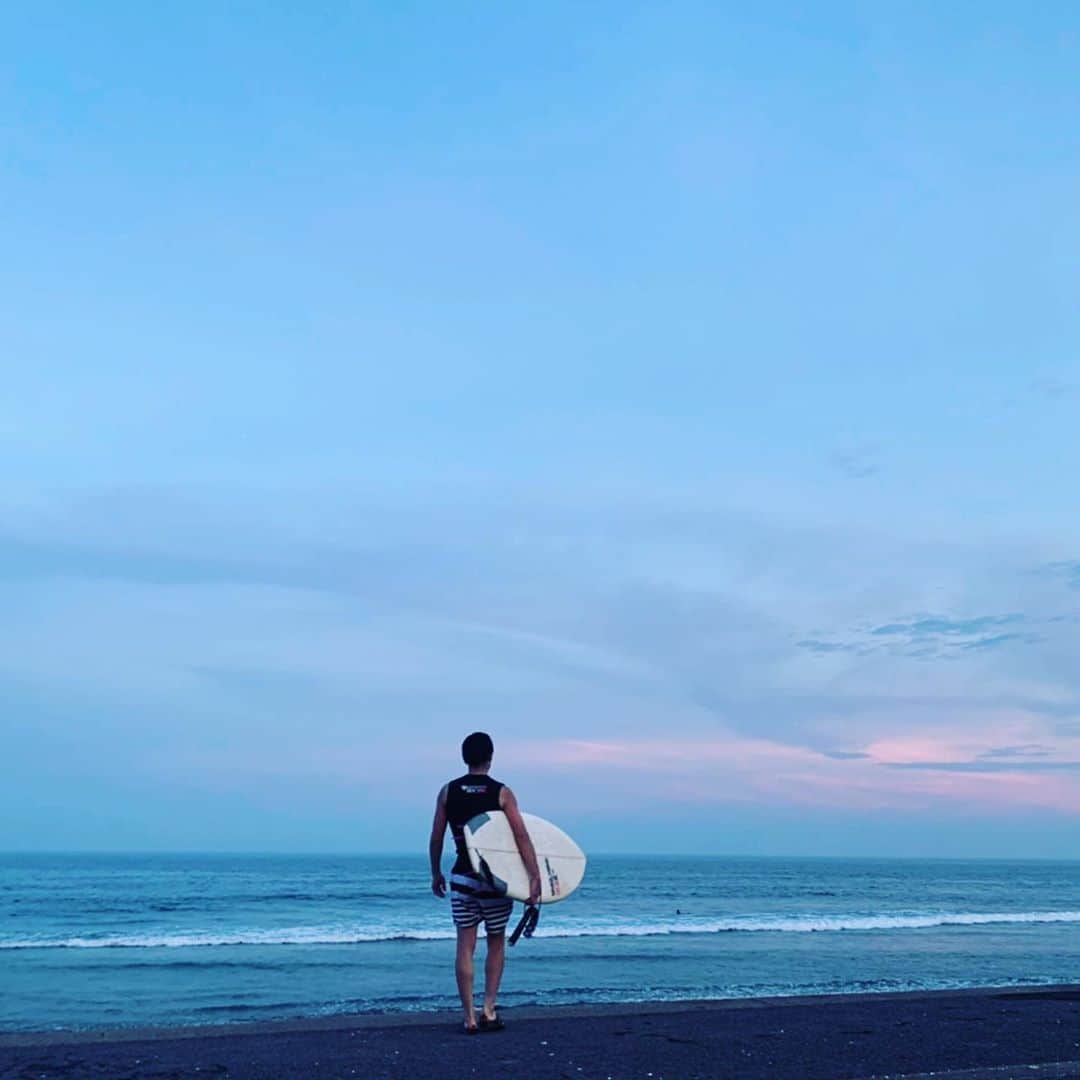 菅谷哲也のインスタグラム：「今日も良い日に出来てよかった☺️ サンセットがいい感じ🙌 自然と人に感謝🤘  #海 #surfing #sunset」