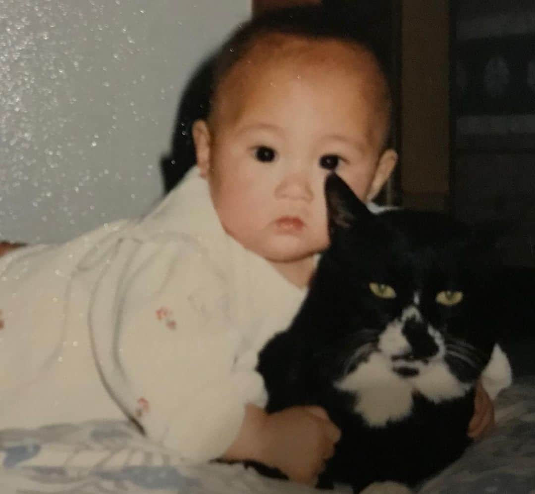 浦えりかのインスタグラム：「今日は　#黒猫感謝の日 らしいですね。私の小さい頃は家に黒猫がいました。 （母に写真ある？って聞いたら速攻で送られてきて流石すぎた）」