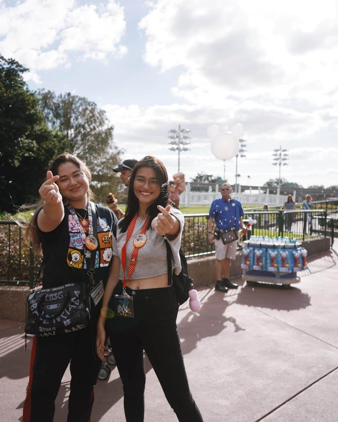 リザ・ソベラーノさんのインスタグラム写真 - (リザ・ソベラーノInstagram)「Happy birthday to this fun and loving girl! You’re the best travel buddy and concert buddy anyone could ever ask for. Thanks for bringing so much sunshine to all us with your contagious laugh and free spirit. ❤️」8月17日 21時23分 - lizasoberano