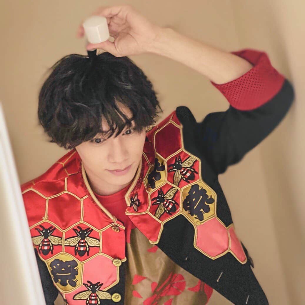 祭nine.のインスタグラム：「万物と仲良しこよし！  #祭nine #リーダー #寺坂頼我 #ものショット #シャワーとハンガーとらいがー」