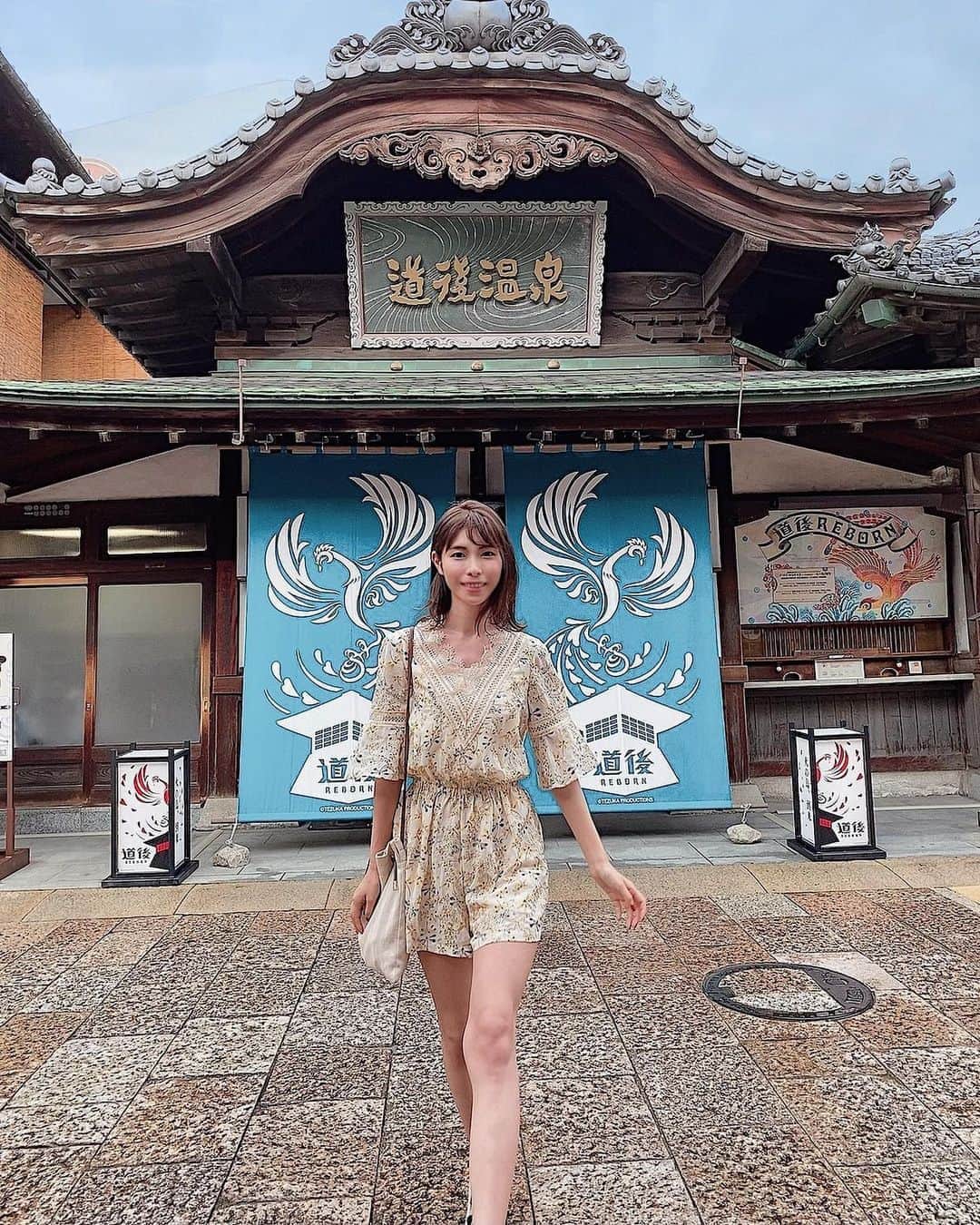 のインスタグラム：「#outfit  . . 今回の旅行のメインでもあった #道後温泉 ♨️ . . 多い時は地元の温泉に月2回は行くくらい 温泉好きなわたし。 . . 入るの楽しみにしていたのに。。 コロナの影響で人数制限があり 入れなかった。。。😭 . ※この写真の時はまだその事実を知らずに 笑ってるねん🧎🏻‍♀️ . 人数制限を知るまであと1分。。笑 . . . このオールインワンも @spicaglow のもの💛 . かわいいアイテムばかりだから つい夜中にポチポチしてまう🙈 . . ホームページで使える 1000円引きになるクーポンコード、 是非お得に使ってね❤️⇨ fsg27 . . . #道後温泉#道後温泉本館 #家族旅行 #愛媛#愛媛旅行  #spicaglow⁣ #spicaglowstyle⁣ #リゾートコーデ #ワンピース #ワンピースコーデ #夏服 #夏服コーデ」