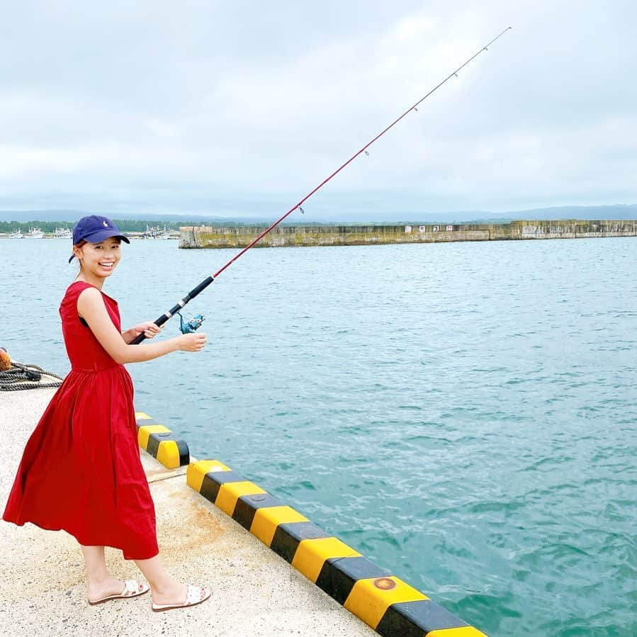 河谷麻瑚さんのインスタグラム写真 - (河谷麻瑚Instagram)「. 先日、能登の海で釣りをしました！🐠💓 . . 4時間粘って釣れたのは、 小さなアジ2匹&小さなキス2匹🐠 (少ない・・・・) . いやーー釣りって、難しいです！ . のんびり気長に待つ釣りが、 せっかちの私には辛くて辛くて😳笑 . でも、釣れた時の喜びったら、、😝❤️ . 今度、キャンプに行った時にも 釣りをしたいなーと考えています🎣⭐️ 釣れたての魚を天ぷらにして テントで食べたい🥺❤️ . また新たな趣味が増えそうです☺️💓💗 . . #釣り#能登#海#キス#アジ#釣りガール#キャンプ#キャンプ女子#天ぷら#日焼け#痛いです#石川テレビ#アナウンサー#河谷麻瑚」8月17日 21時26分 - makokawatani