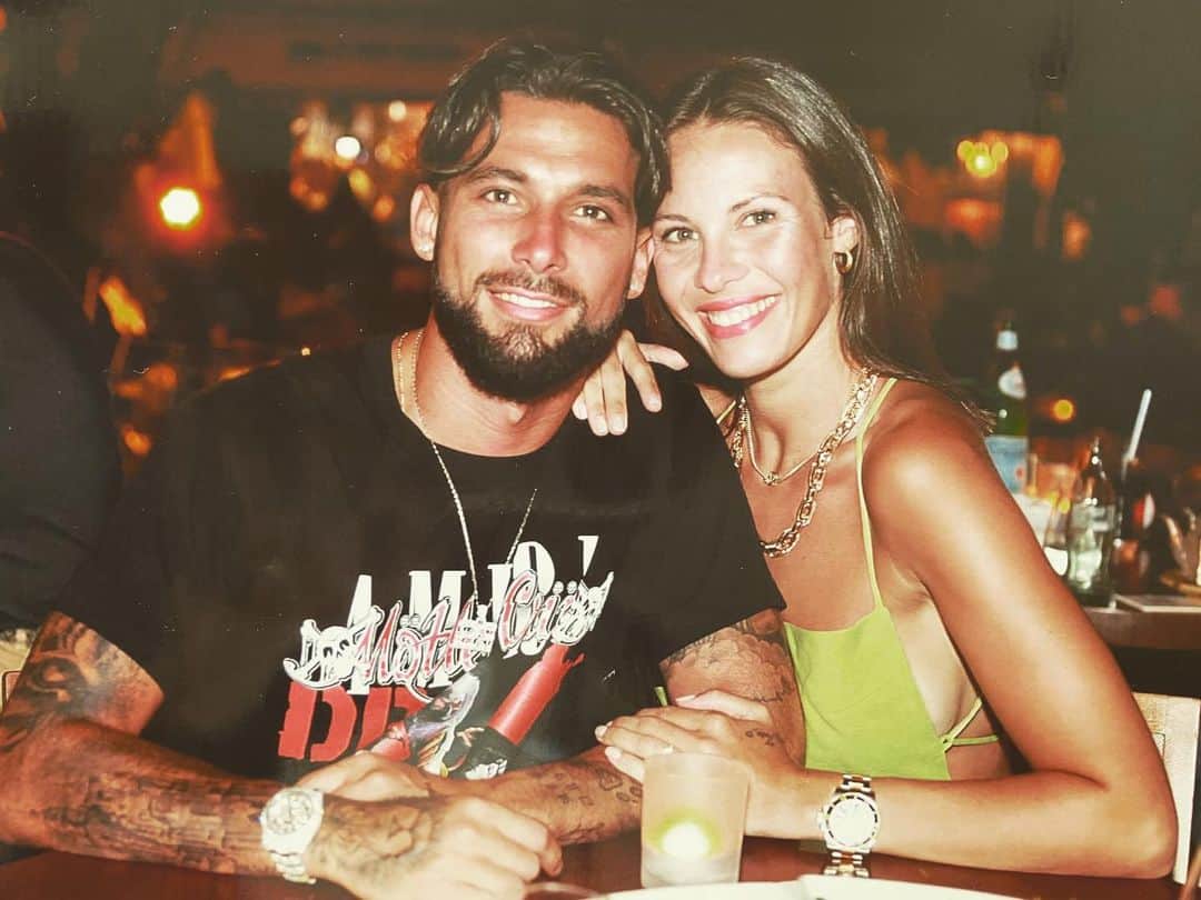 ホタのインスタグラム：「FELIZ CUMPLEAÑOS mi amor 🎊🎉🎂 Estoy súper orgulloso de ti y eres la mejor mujer y mamá del mundo , disfruta mucho de tu día mi amor. Te Quiero ❤️」