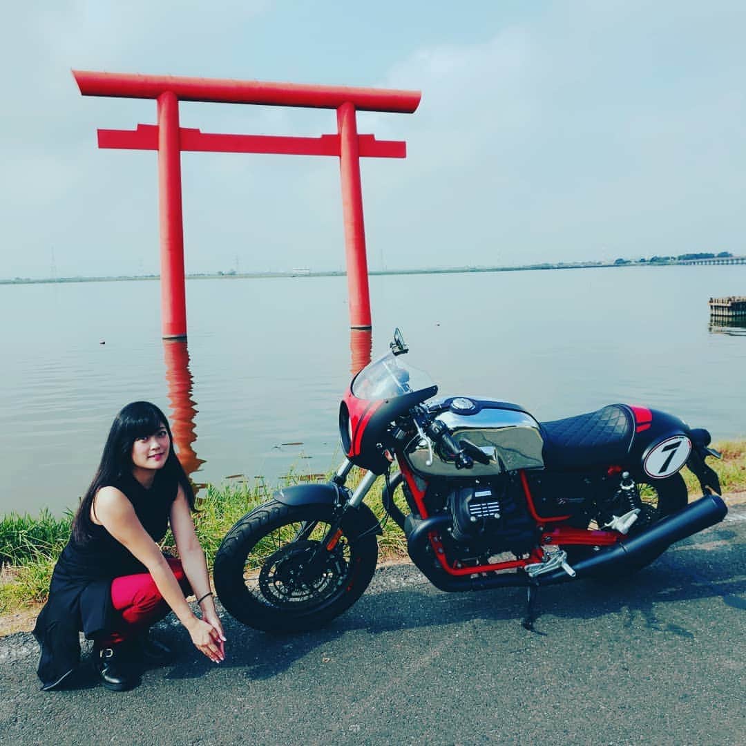 国友愛佳のインスタグラム：「鹿島神宮の一の鳥居、格好良かった(*´▽｀*) . . #motoguzzijapan #オートバイ女子部 #バイク女子 #国友愛佳 #あいかつん #グラビアアイドル」