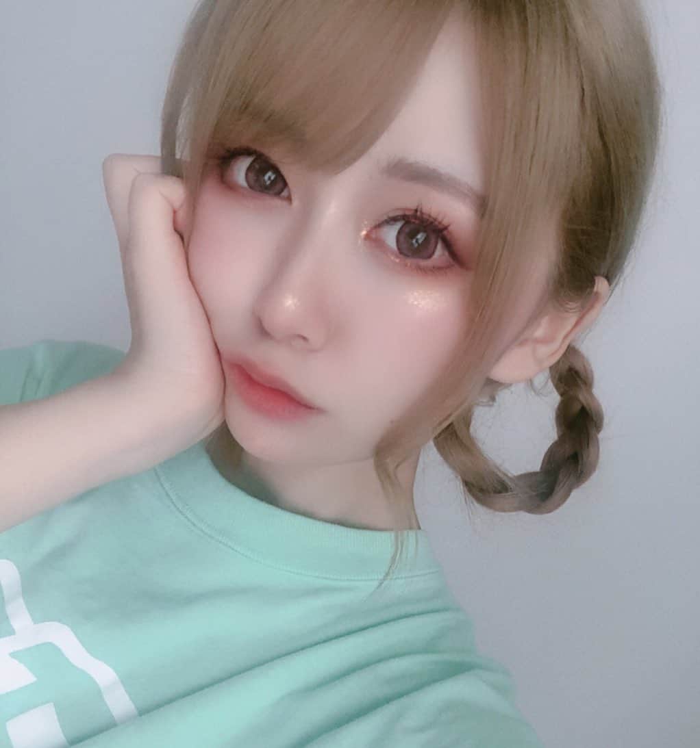 のインスタグラム：「春はあけぼの、酒は躁鬱🍺 最近配信で恋愛話をすることが多くてなんかきゅんきゅんしちゃうなあ。 私はなかなか人のこと本気で好きになるとか信用することができないから一度好きになったら何があっても結構ずっと好きだったり引きずるタイプなんだけど  みんなはすぐ人の事好きになる？次に行ける？行けない？ 着信音好きな人だけ変えてた？ 尽くす？尽くされる？  夏の夜に集まって恋バナとか最高だよね〜みんな幸せになってほしいなあ」