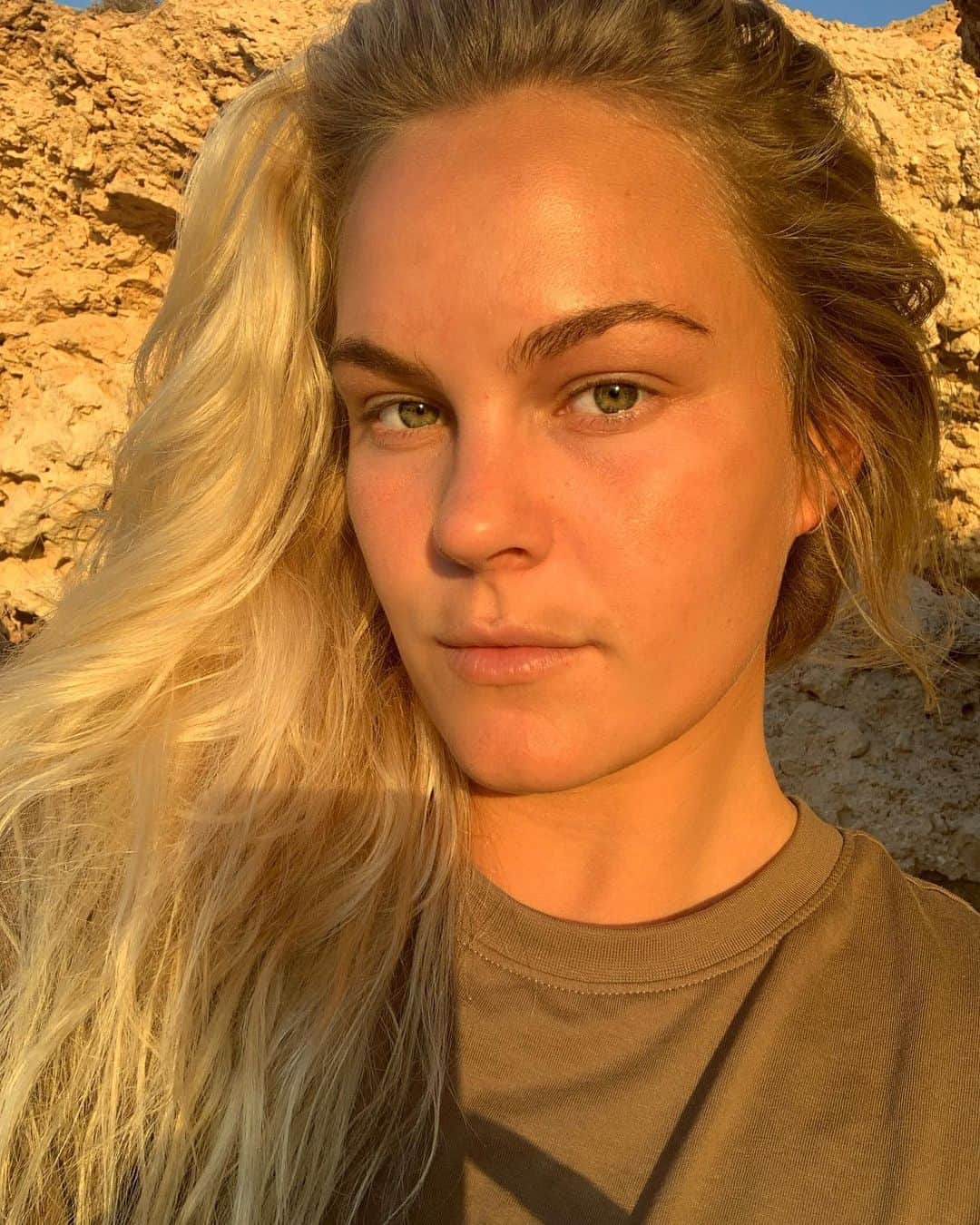 フェリシティー・パルマティアーのインスタグラム：「Green eyed girl 👧」
