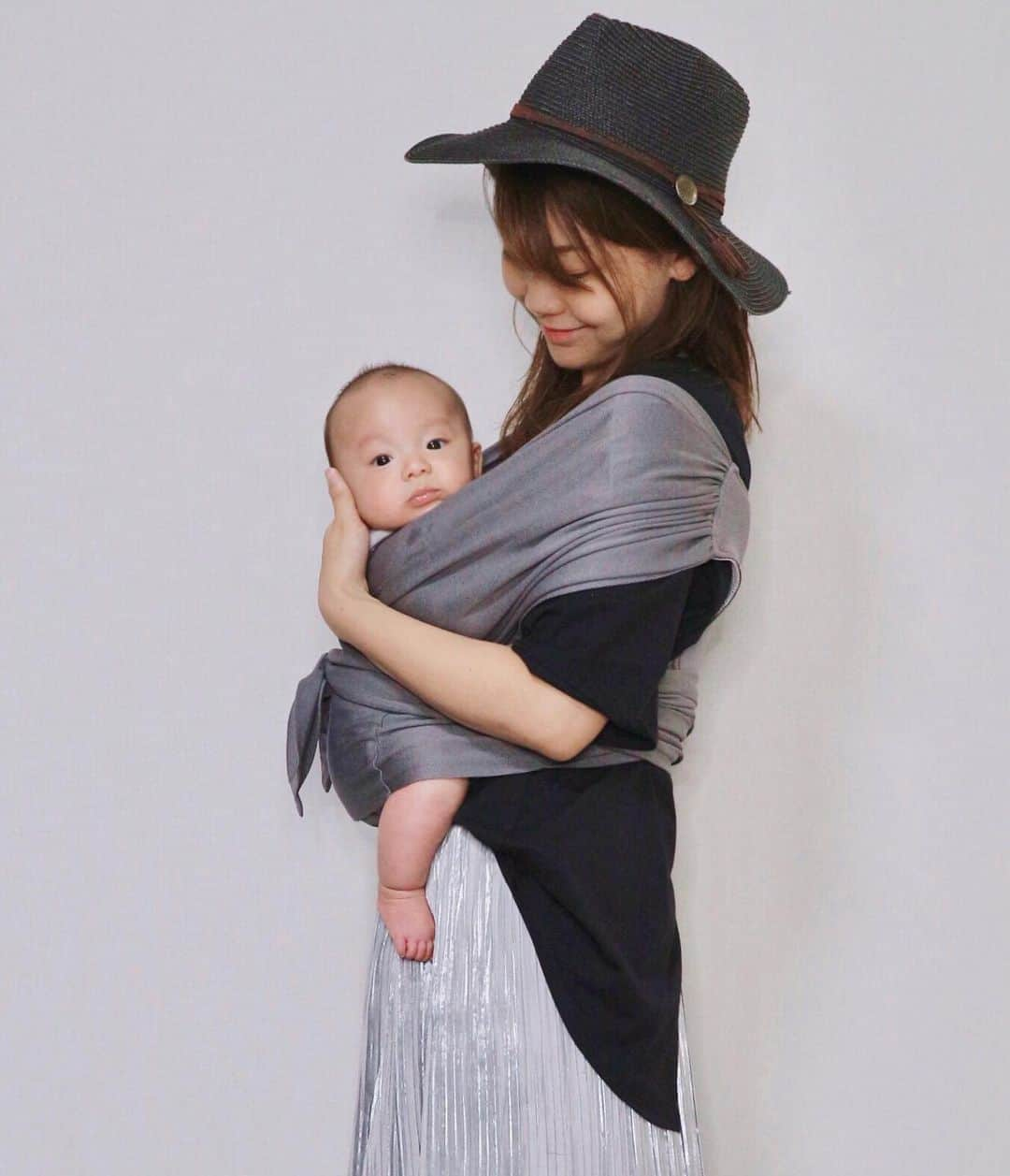 長谷川真美さんのインスタグラム写真 - (長谷川真美Instagram)「🤱💕 ・ いろいろ興味津々で ひょこっと覗いてるのが可愛い🤤✨ ・ 家でも外でも手放せない #メイアンドマイ @maynmai_jp の #抱っこ紐 😉👍💕 ・ はち君の時ってどうだったっけー？って もう忘れていることも多いんだけど… 色々と便利な商品が増えたよね🙌 ・ こんな抱っこ紐、第一子の頃から欲しかった‼️ ・ #メイアンドマイ抱っこ紐　#mayandmai #ママライフ #生後3ヶ月 #3ヶ月ベビー #3ヶ月baby  #男の子ママ #次男 #2boys #はちきゅう兄弟 #きゅう君成長記録」8月17日 21時38分 - maami.hase