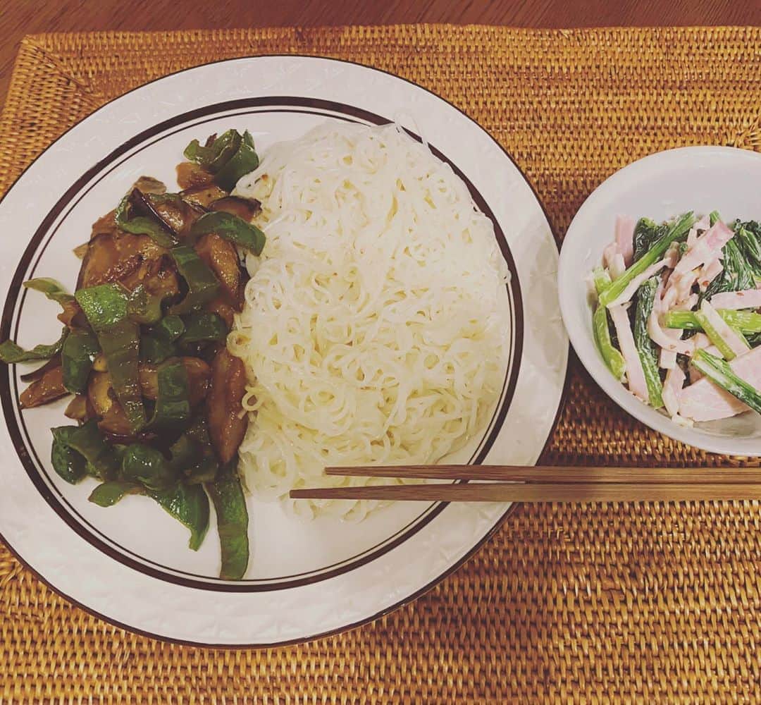 のインスタグラム：「暑くて食欲があまりないので、素麺。茄子とピーマンの味噌炒め添えて。」