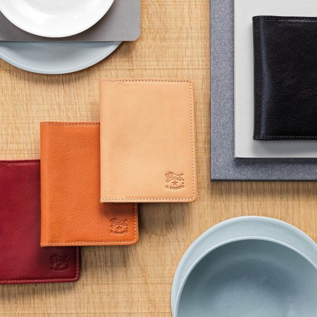 イルビゾンテのインスタグラム：「A perfect match with natural colours. ☆ #ilbisonte #accessories #colors」