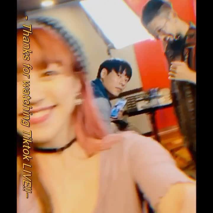 のインスタグラム：「消えちゃって上げ直し🥺ゴメヌ。 . Tiktok生配信の時のオフショット🎥 . BEATPiA🌏🎤 . キテクレテありがとー❤️🦄 . . . マーシカシ.. . リーダーの全くブレない コノ映り方..スゴイ。 . 😂😂😂  #beatbox #humanbeatbox #beatboxer  #music #sk8fashion #dancer #workout  #sexy #beatpia #fitnessgirl #skateboard #sk8 #fitness #hiphop #sk8girl #femalebeatbox #streetfashion  #femalebeatboxer #コーデ#グラビア#ビートボックス #女性ビートボクサー」
