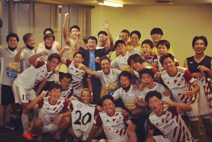 橋本英郎のインスタグラム：「【沼津戦】 久々の勝利！  みんなの喜ぶ顔を見られて嬉しかった〜。  次はホームで15時から。  この暑さで15時は見に来る方は本当にお気をつけ下さい。  僕らは冷たい水いつでもかぶれるんで笑  8月はあと2試合だけ。  真夏の時間を楽しみます！！  コロナの環境ですが、みなさんも今の時間、時期にできることを楽しんで下さい！  #fc今治  #橋本英郎  #勝利  #安西達弥  #安西和樹  #の弟  #挨拶  #しっかりしてくれました  #感謝  #兄の教育の賜物 ？ #写真は  #背中ばかり  #もっと活躍して  #いい写真  #撮ってもらいます」