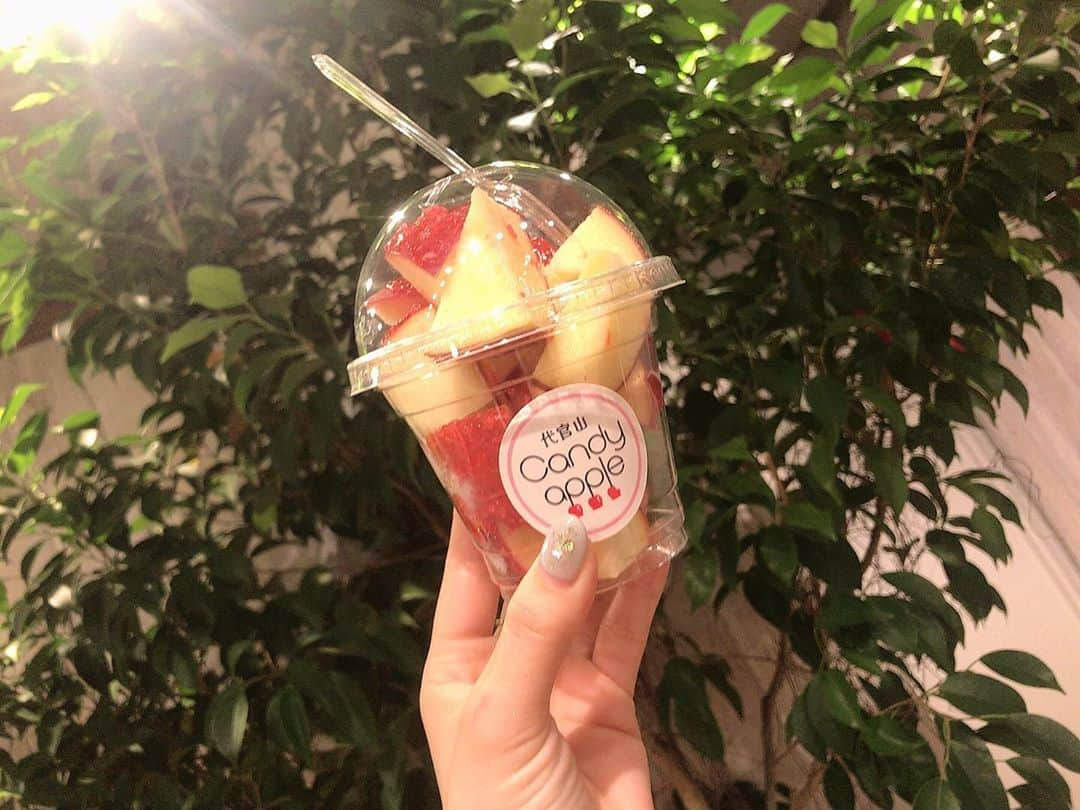 結城ちかさんのインスタグラム写真 - (結城ちかInstagram)「恋つづに出てたりんご飴を食べたよ🍎  りんごがとっても甘くて美味しかった❤︎❤︎ 飴のパリパリ食感も最高でした！ りんご飴の甘い匂いもとっても大好きなので幸せでしたー✨✨🍭  #代官山キャンディーアップル #代官山りんご飴 #りんご飴専門店 #代官山カフェ #代官山スイーツ #pr #トリドリベース」8月18日 3時06分 - chika_yuuki