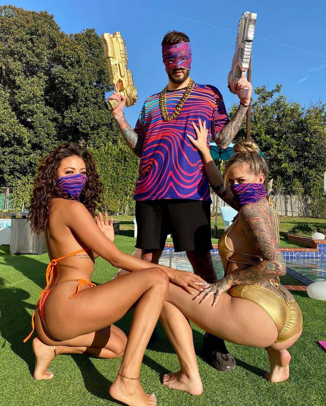 カーティス・ルポールのインスタグラム：「Don’t forget to wear a mask 😈 Twitch.tv/nerdycurty Follow me I’m live right now!」