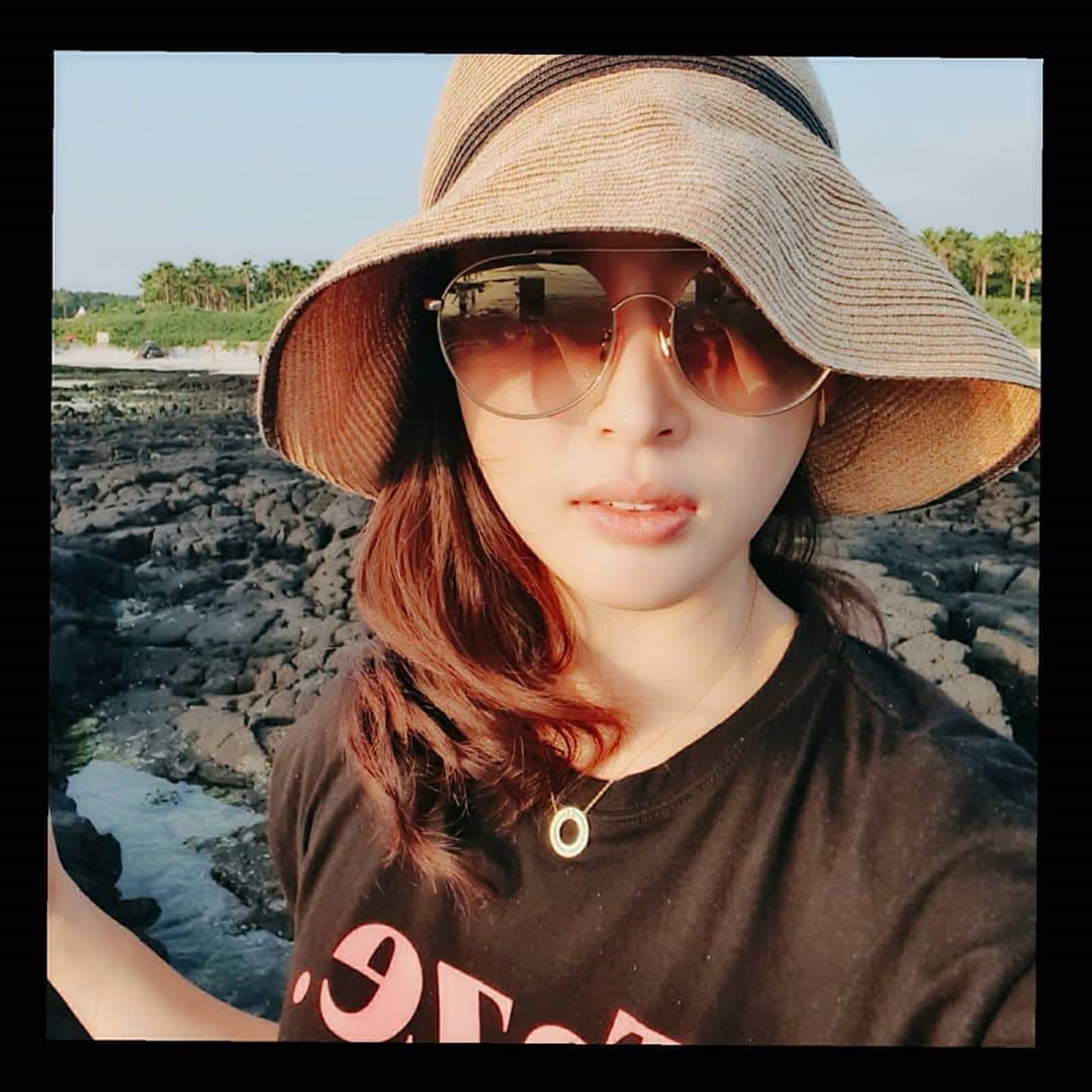 チョン・ダへのインスタグラム：「오늘도 제주도는 제프리카☀️ 뜨거운 태양🌞 지치지 않는 아들☄ 불타오르는 내 뺨🔥 ᆞ ᆞ 오늘도 제주도는 뜨겁습니다.  아  바다는 너무나 깨끗하고 파랗습니다.  #딸래in제주 #제주도민 #제주바다 #제주살이 #제주맘 #이래서1일1팩중 #내가이리부지런했나 #열받은#피부를위해 #다하는중」