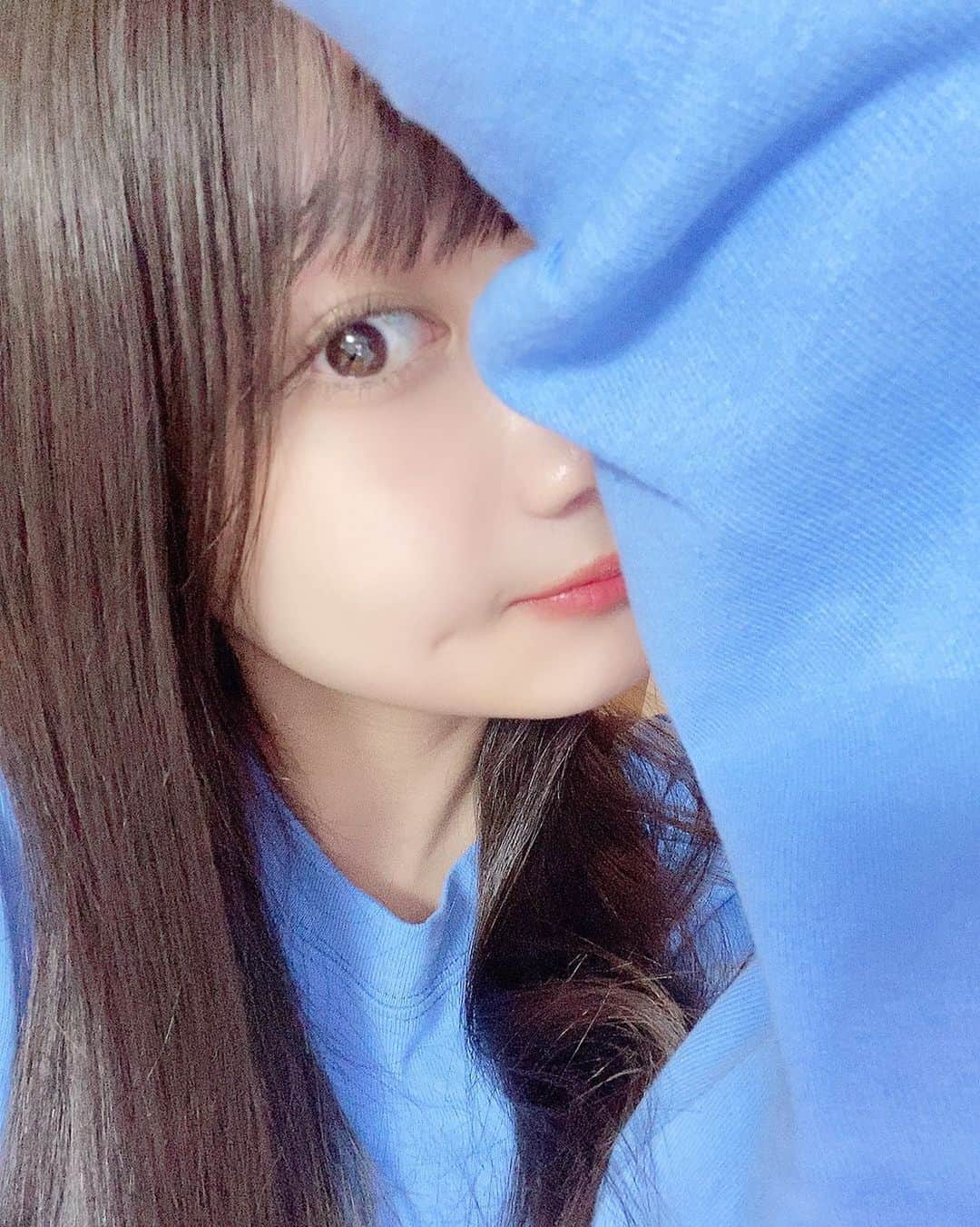 山下彩耶さんのインスタグラム写真 - (山下彩耶Instagram)「彩耶が青って珍しい！ 彩耶この前家の中でだけど紫も着てて家でしか着なそうな色を連発してます（笑）  前もちょこちょこあるんだけど 最近いいなと思ったお洋服の色違いを何個か買ってしまう現象が非常に多いです🤖 ・ ・ #夢アド #山下彩耶 #青 #自撮り #えくぼ #出てる」8月17日 21時47分 - saya_chan1207