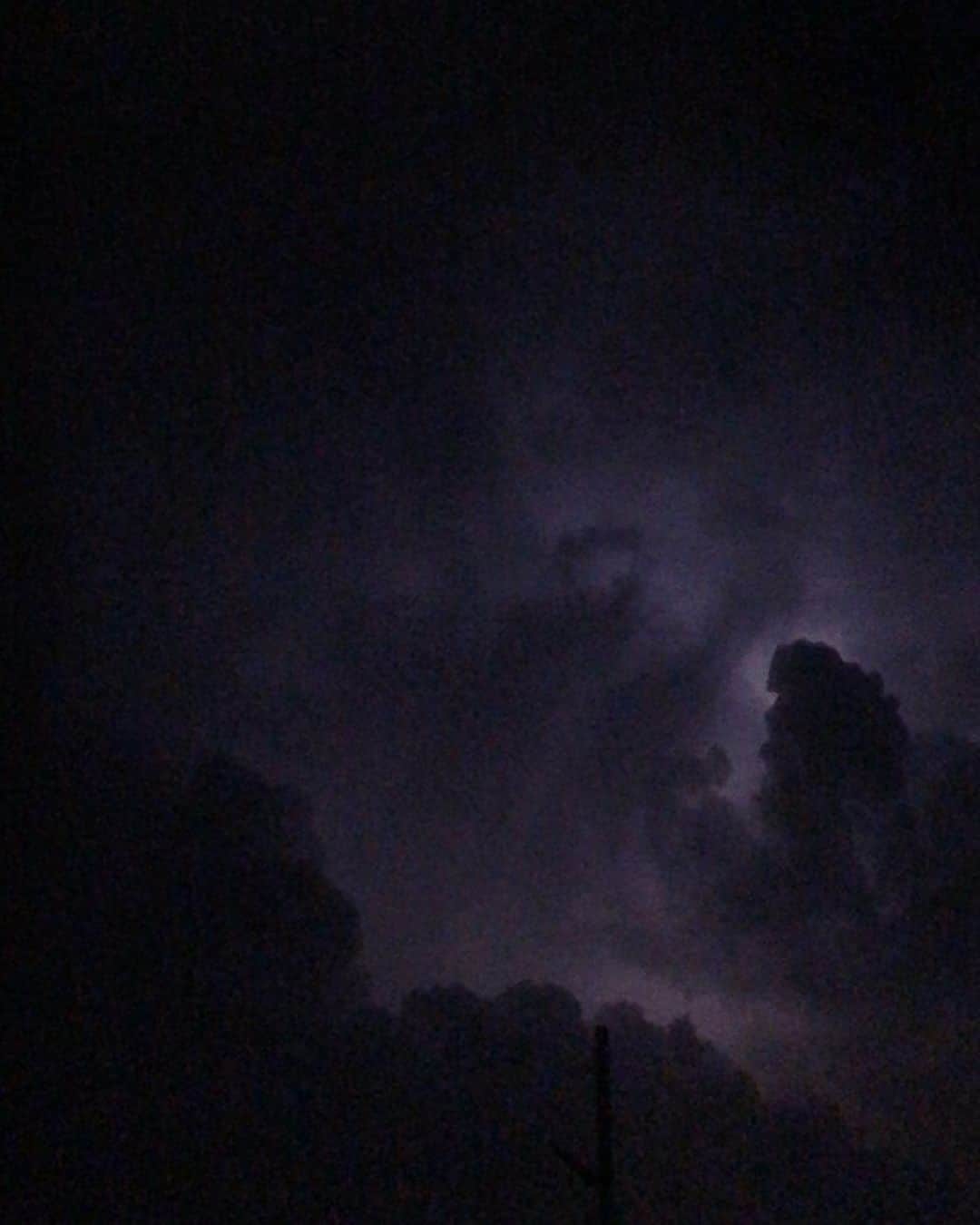 中野みやびのインスタグラム：「雷  #雷 #稲妻 #thunder #雲 #夜 #night #blue #light #綺麗 #black #white #picture #写真 #芸術 #善逸 #我妻善逸 #yellow #orange #鬼滅の刃 #kimetsunoyaiba #anime #アニメ #wawawa #みやび」