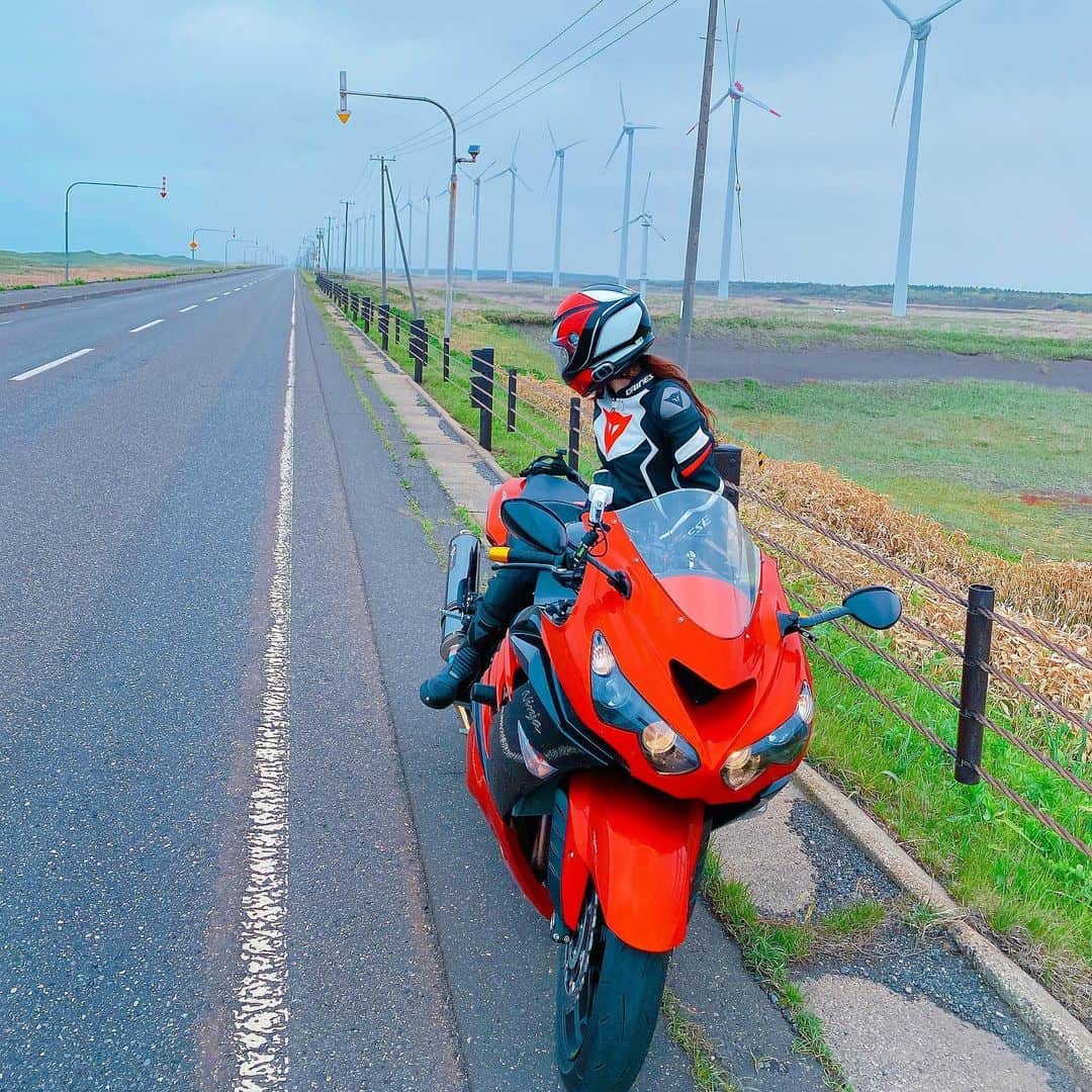 のインスタグラム：「・ ・ お盆休みも終わったことだし、バイク活動始めるぞ～'٩꒰｡•◡•｡꒱۶' 毎日暑すぎて、この暑さでバイク乗れるのかな…？と思いけり…😨笑 ・ ・ ・ #バイク #バイク女子 #bike #バイクのある生活  #バイクのある風景  #バイクが好きだ  #バイク好きな人と繋がりたい  #バイクウェア #kawasaki #ninja400 #zx14r #ダイネーゼ #dainese」