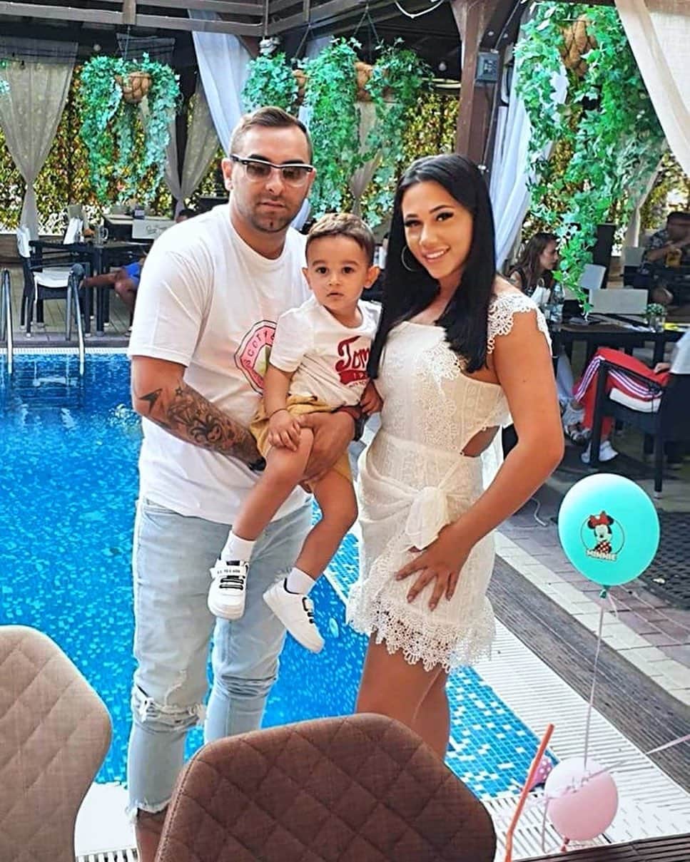 ラリサ・ヨルダケのインスタグラム：「My lovely family ❤️ #voi3 #vaiubesccelmaimult 🥰🥰🥰 @valentina_rt_iordache_ @cky_razvan @rtiago_iordache ✨❤️」