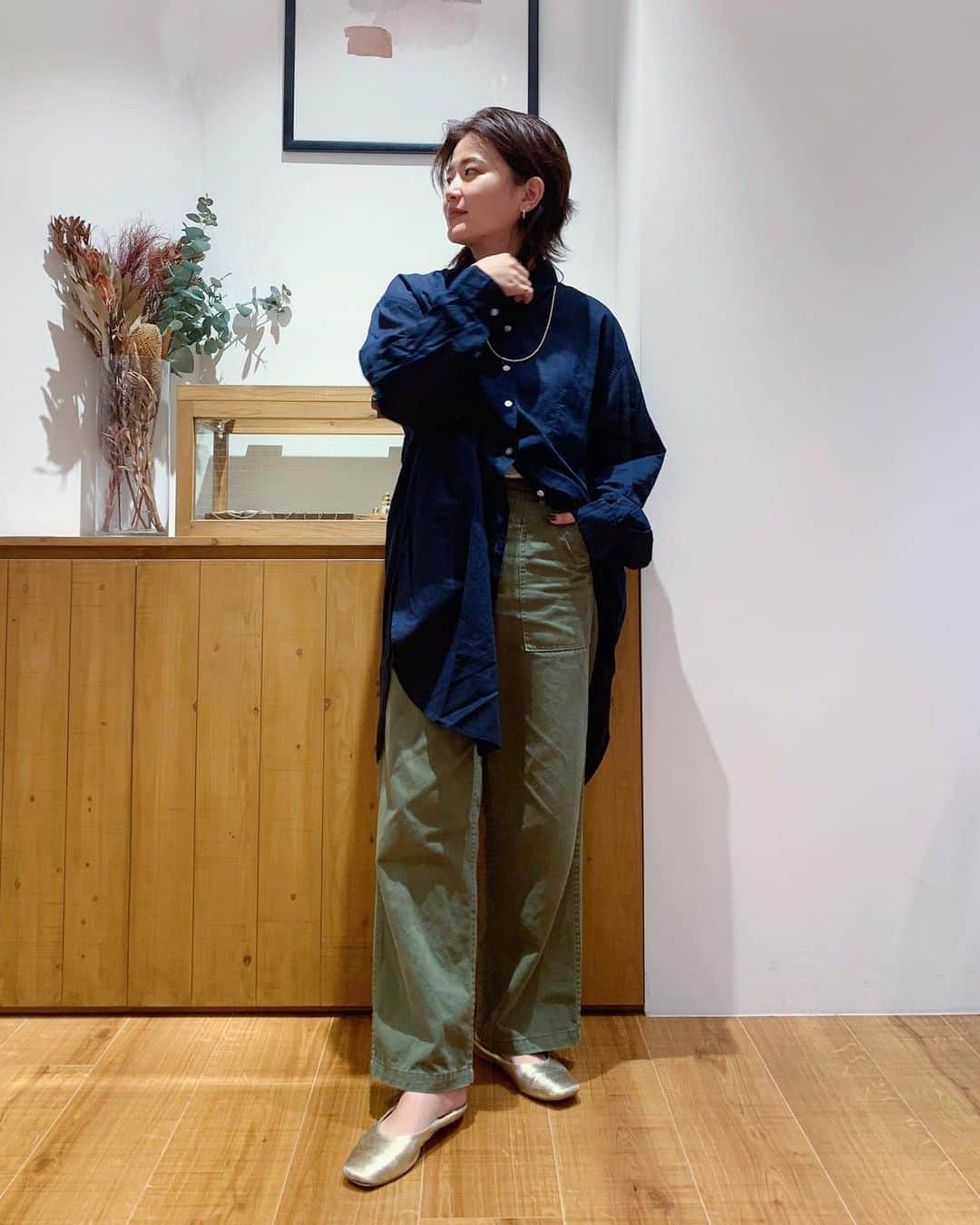 Ungrid staff snapさんのインスタグラム写真 - (Ungrid staff snapInstagram)「. ''ペリエ千葉店 RINA 159cm '' . 定番のシアーシャツに新色が登場✔️ ベイカーパンツとのメンズライクな合わせも新鮮で◎ ゴールドのアイテムと合わせて女性らしさもプラス✨ . #シアールーズシャツ ネイビー ¥9,900(tax in) . #ウォッシュベイカーパンツ カーキ/Sサイズ ¥9,790(tax in) . 下記 アカウントTOPページリンクより 各サイトをご覧下さい🔗 . RUNWAY channel▶︎ @ungrid_official  ZOZOTOWN▶︎ @ungrid_staffsnap  . アイテム詳細はタグをチェック🏷 . #ungrid #ungrid_staffsnap #casual #code #styling #staff #fall #new #カジュアル #スタッフ #コーデ #スタイリング #秋 #秋コーデ #シアーシャツ #ルーズシャツ #ベイカーパンツ #ワイドパンツ #メンズライク #大人カジュアル #ゴールドアクセサリー」8月17日 21時48分 - ungrid_staffsnap