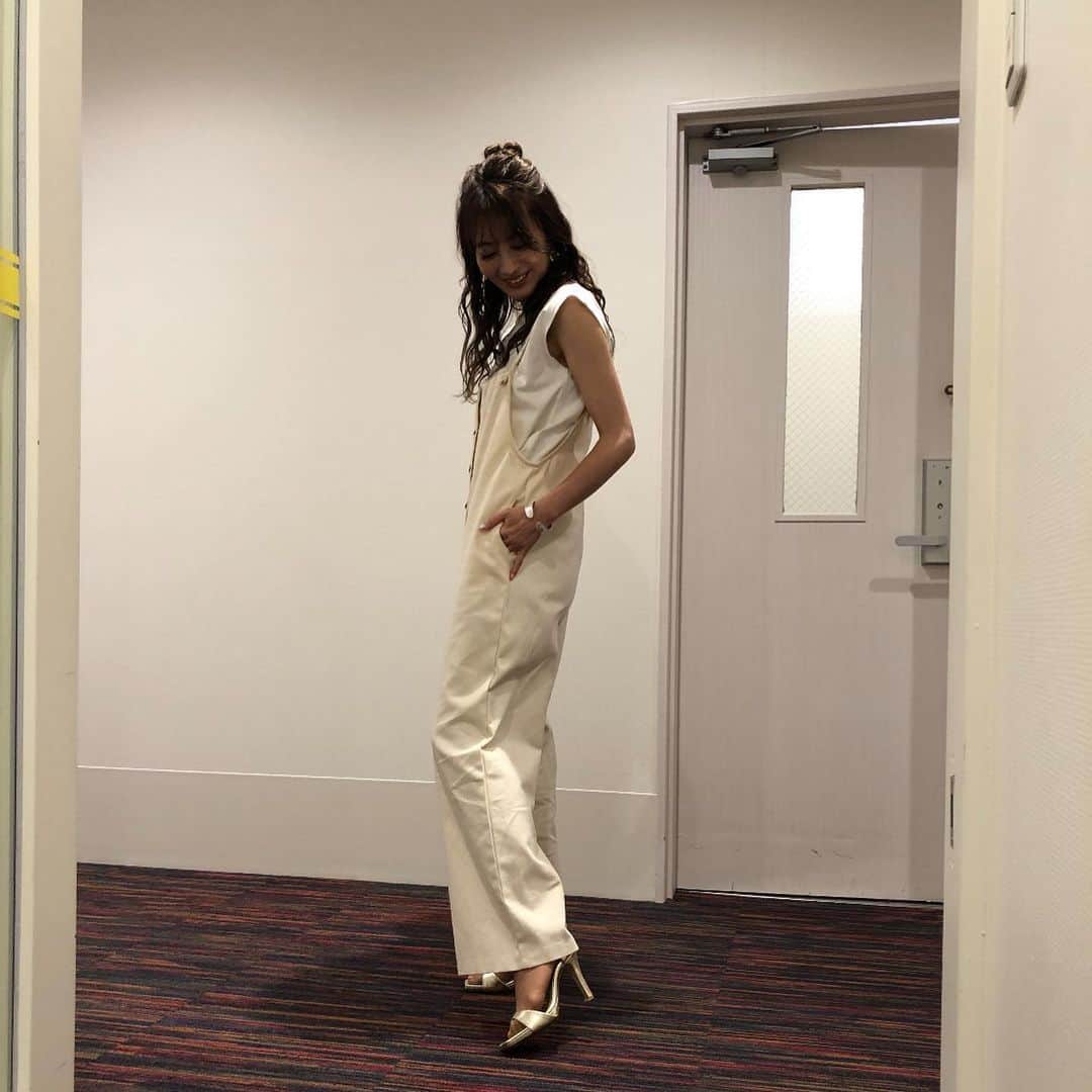 のインスタグラム：「新しくはじめた 初YouTube！の CHIHA ROOMを 見てくださった皆さん❤  Goodボタンにチャンネル登録も ありがとうございます😍  コメントを送って下さった皆さんからのアイデアも今後の配信に 繋げていけるようにしていきたいと思っています🌹  これから 毎週水曜と土曜日に 配信予定なので、次回は 水曜ですよ🌹💫  ちなみに２回目の配信では H＆MやZARAでコーデした 私服も色々とご紹介する予定ですので、ぜひチェックしていただけたら嬉しいです🌹💫  プロフィールからも YouTube見れますので、 良かったら CHIHAROOMへ遊びに いらしてくださいね(*^。^*)  どなたか、 メイクにファッション！ 今までの雰囲気とガラッと変えてみたいなぁっていう方が いましたら、 ぜひ！喜んでいただけるように コーデしてみたいなぁなど、、 色々考えています🌹💫  今よりもさらに 一緒に輝いていける チャンネルを目指しています🌹  #YouTube  #はじめました #新山千春」