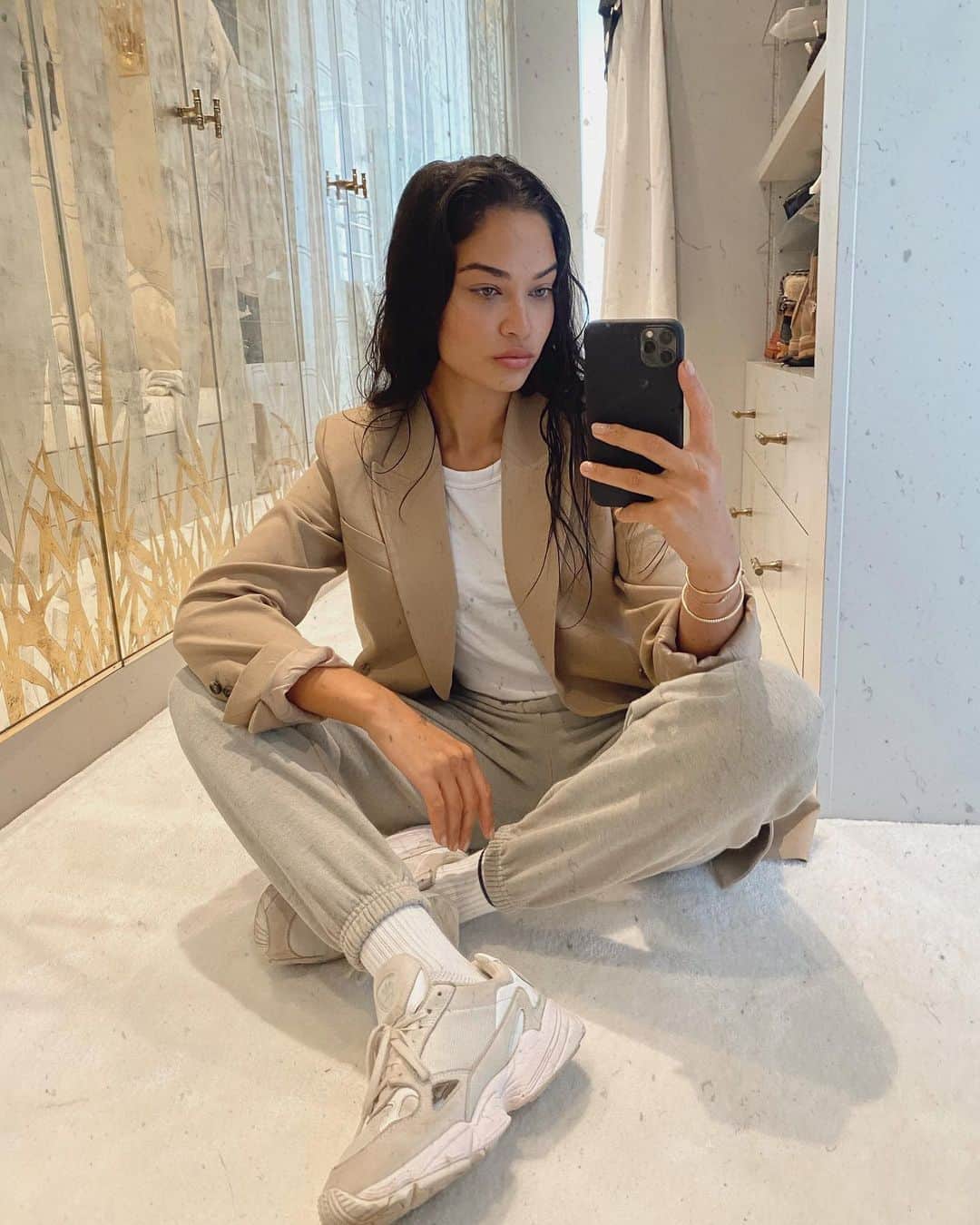 シャニーナ・シャイクのインスタグラム：「Be sitting up in my room ....」