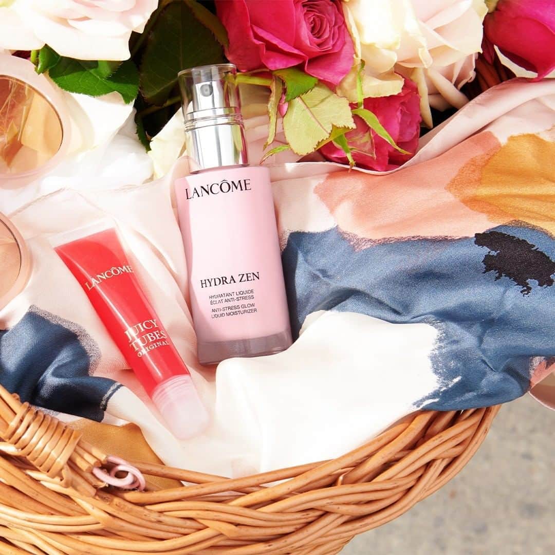 Lancôme Officialさんのインスタグラム写真 - (Lancôme OfficialInstagram)「Hydra Zen Anti-Stress Glow Liquid moisturizer and Lancôme Juicy Tubes Original Lip Gloss are always here for you when you head out for a big ride. Tap our post to shop your Lancôme favorites @Sephora without leaving Instagram! #Lancôme #HappyLancômeSummer」8月17日 21時59分 - lancomeofficial