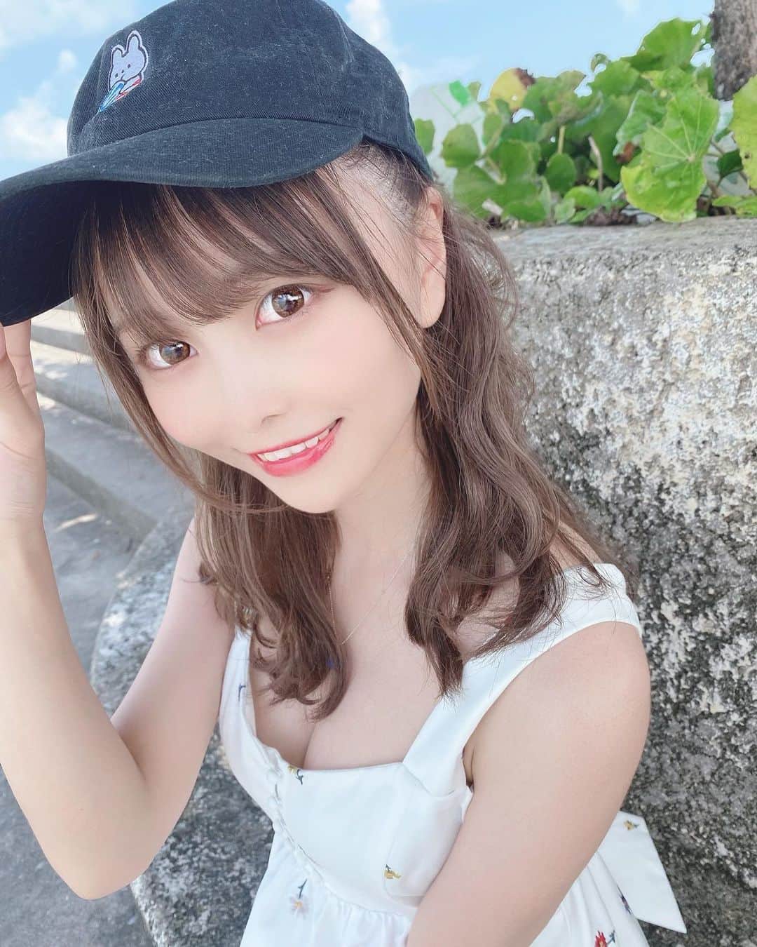 のインスタグラム：「. . すごい夏っぽいでしょ🌺🌴🏖 . . . 夏大好きだよ〜〜〜もっと夏楽しみたいね🍉 . . . . . . . . #夏 #夏コーデ #白ワンピ #ノースリーブ #ノースリーブワンピース #柄ワンピース #キャップ女子 #キャップコーデ #ぼうし #ハーフツイン #グレージュ #ベージュカラー #透明感 #透明感カラー #透明感メイク #cosplayer #japanesegirl #グラビア #グラドル #アイドル #インスタグラビア #撮影会 #撮影会モデル #被写体」
