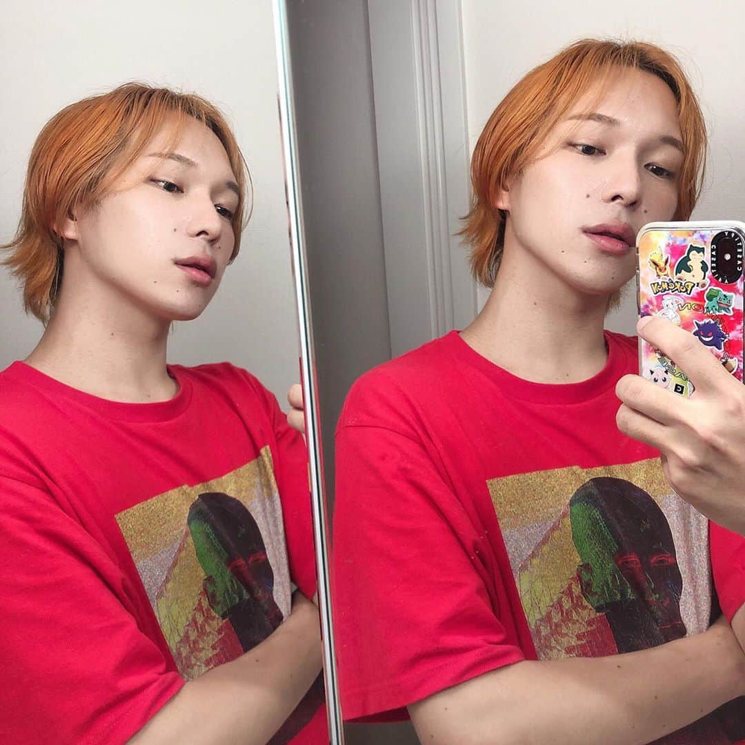 NAOPISのインスタグラム：「❤️🧡❤️🧡﻿ ﻿ 三面鏡を駆使した会🥺﻿(二面しか写ってないけど) ﻿ では今日もいい夜を🌃」