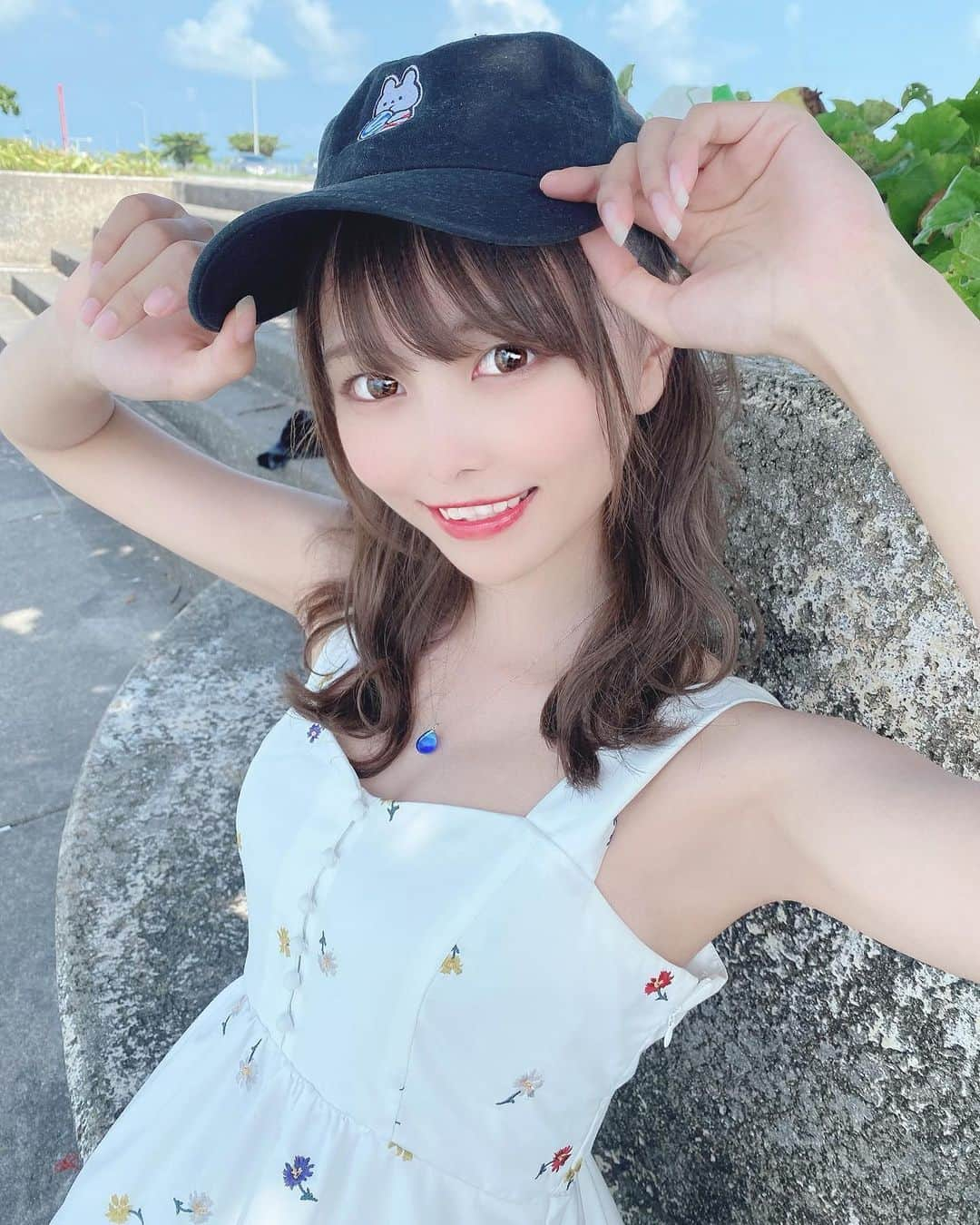 青木りささんのインスタグラム写真 - (青木りさInstagram)「. . すごい夏っぽいでしょ🌺🌴🏖 . . . 夏大好きだよ〜〜〜もっと夏楽しみたいね🍉 . . . . . . . . #夏 #夏コーデ #白ワンピ #ノースリーブ #ノースリーブワンピース #柄ワンピース #キャップ女子 #キャップコーデ #ぼうし #ハーフツイン #グレージュ #ベージュカラー #透明感 #透明感カラー #透明感メイク #cosplayer #japanesegirl #グラビア #グラドル #アイドル #インスタグラビア #撮影会 #撮影会モデル #被写体」8月17日 22時00分 - risarin00