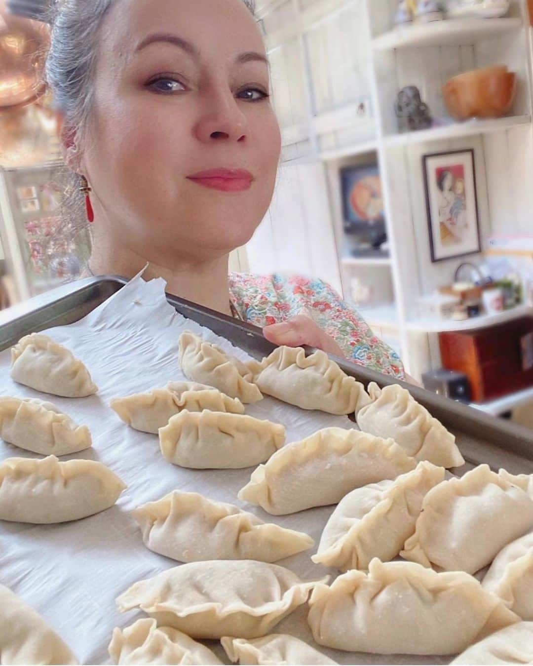 ジェニファー・ティリーさんのインスタグラム写真 - (ジェニファー・ティリーInstagram)「I made these...  #gyoza 🥟🥟🥟」8月17日 22時00分 - jennifertilly