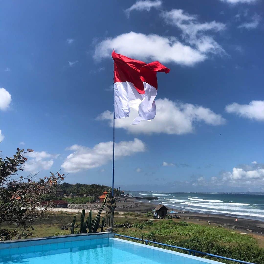 ベックスロックスのインスタグラム：「Selamat Hari Kemerdekaan. 🇵🇱✨  Wishing all of my Indonesian friends a happy Independence Day.   With love from Bali 🙌✨  #selamatharikemerdekaan #indonesia  #independenceday」