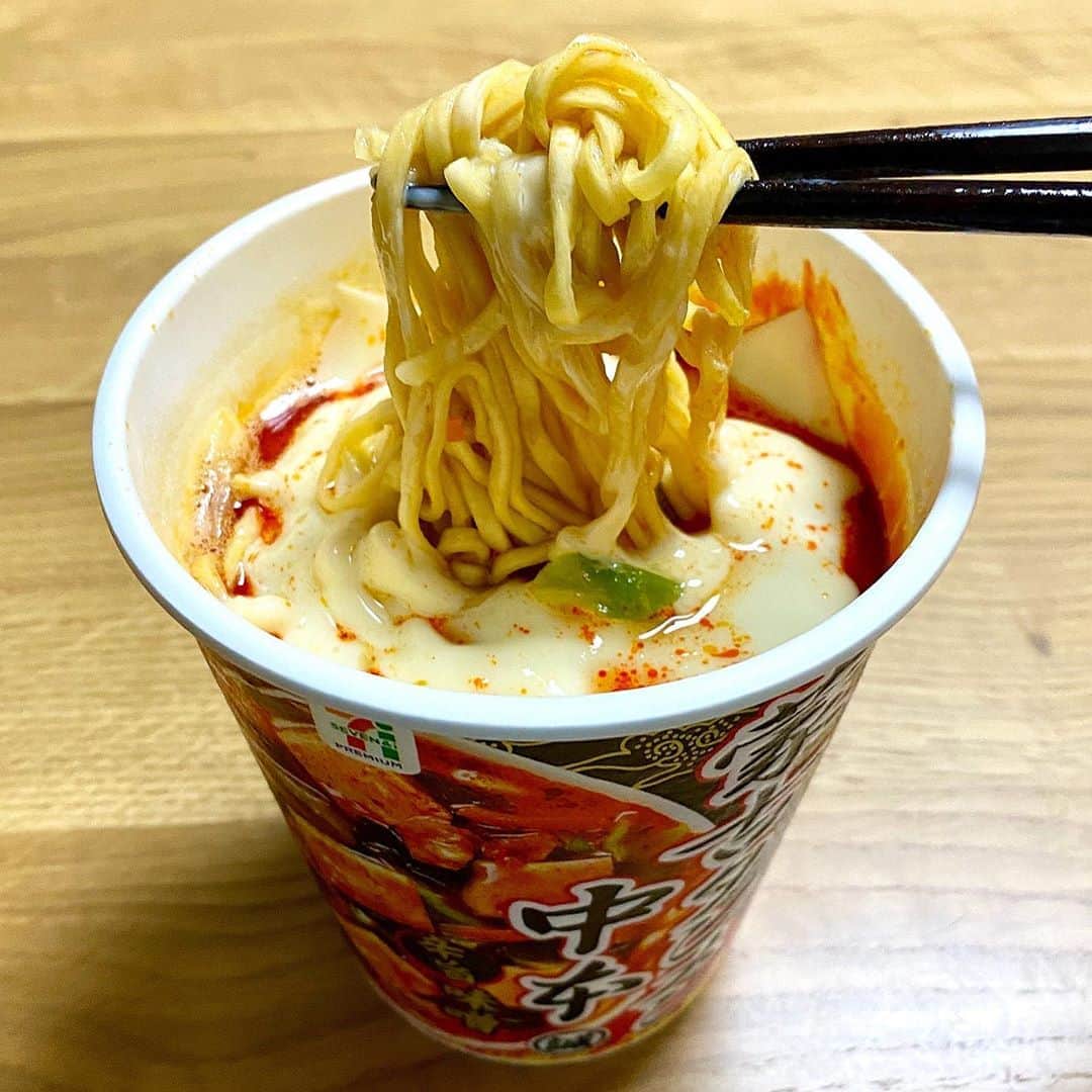 のインスタグラム：「辛い🔥スライスチーズ入れた。 でも辛い🔥💦💦💦 #カップラーメン #蒙古タンメン中本 #スライスチーズ #汗だく」
