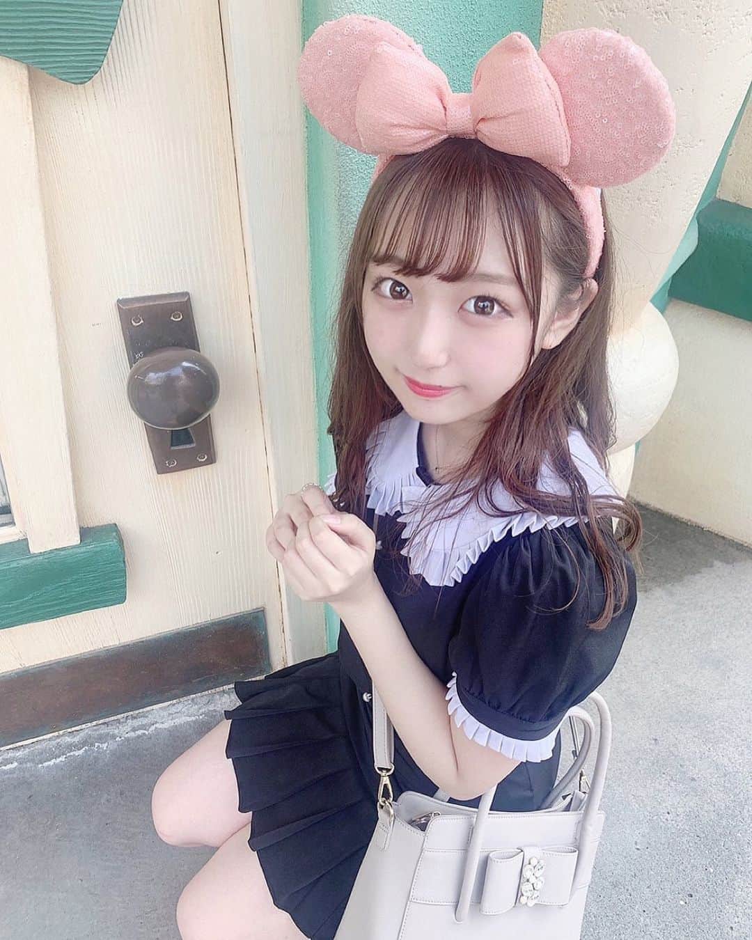 町田穂花のインスタグラム：「. . このお洋服、とっても久しぶりに着たんだけど どうかな〜💭 . このカチューシャかわいくてすき( › ·̮ ‹ )♡ .   #bubblestokyo #私服 #地雷系女子 #量産型 #量産型ヲタク#量産型ファッション #自撮り界隈 #tdl #ディズニーコーデ #ディズニーランド #disneyland #disneyphoto」