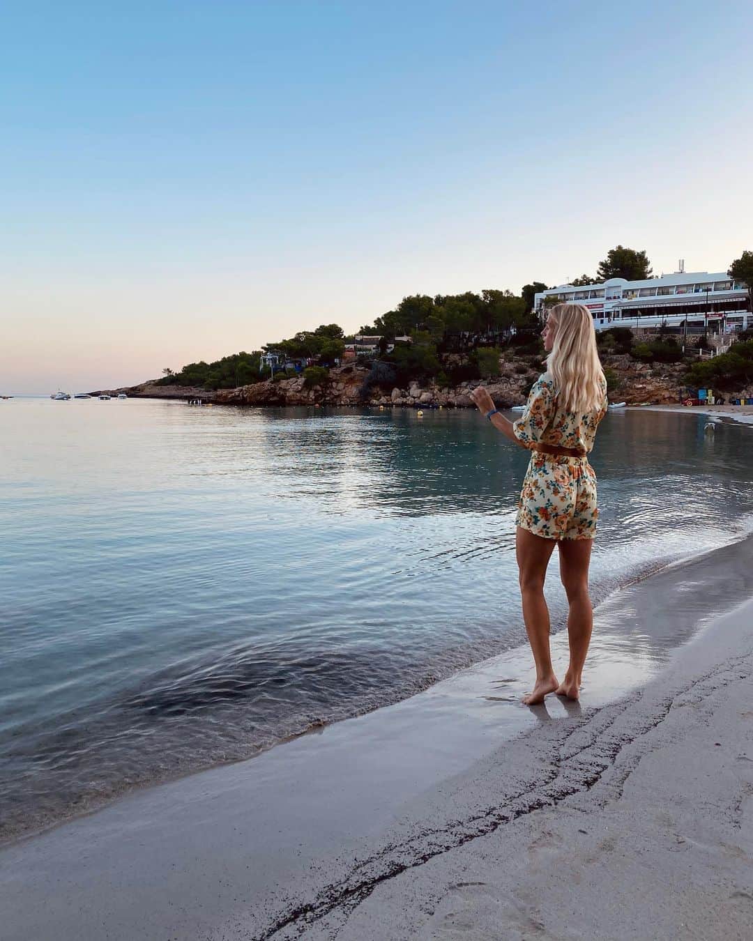 ソフィア・ヤコブソンさんのインスタグラム写真 - (ソフィア・ヤコブソンInstagram)「Yesterday morning in Ibiza!🌅🐚 #sunrise #ibiza」8月17日 22時10分 - sofiajakobsson