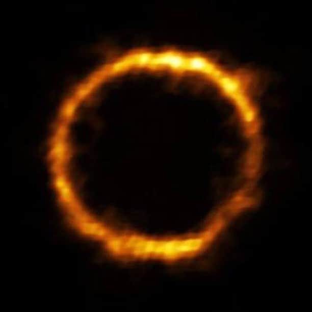 アルベルト・アインシュタインさんのインスタグラム写真 - (アルベルト・アインシュタインInstagram)「Astronomers have revealed an extremely distant galaxy that looks surprisingly like our Milky Way. The galaxy, SPT0418-47, is gravitationally lensed by a nearby galaxy, appearing in the sky as a near-perfect ring of light – a so-called "Einstein Ring."   "What we found was quite puzzling; despite forming stars at a high rate, and therefore being the site of highly energetic processes, SPT0418-47 is the most well-ordered galaxy disc ever observed in the early Universe," scientist Simona Vegetti said. "This result is quite unexpected and has important implications for how we think galaxies evolve."  More info here: https://bit.ly/3iLYJcH  #discovery #science #galaxy #universe」8月17日 22時11分 - alberteinstein