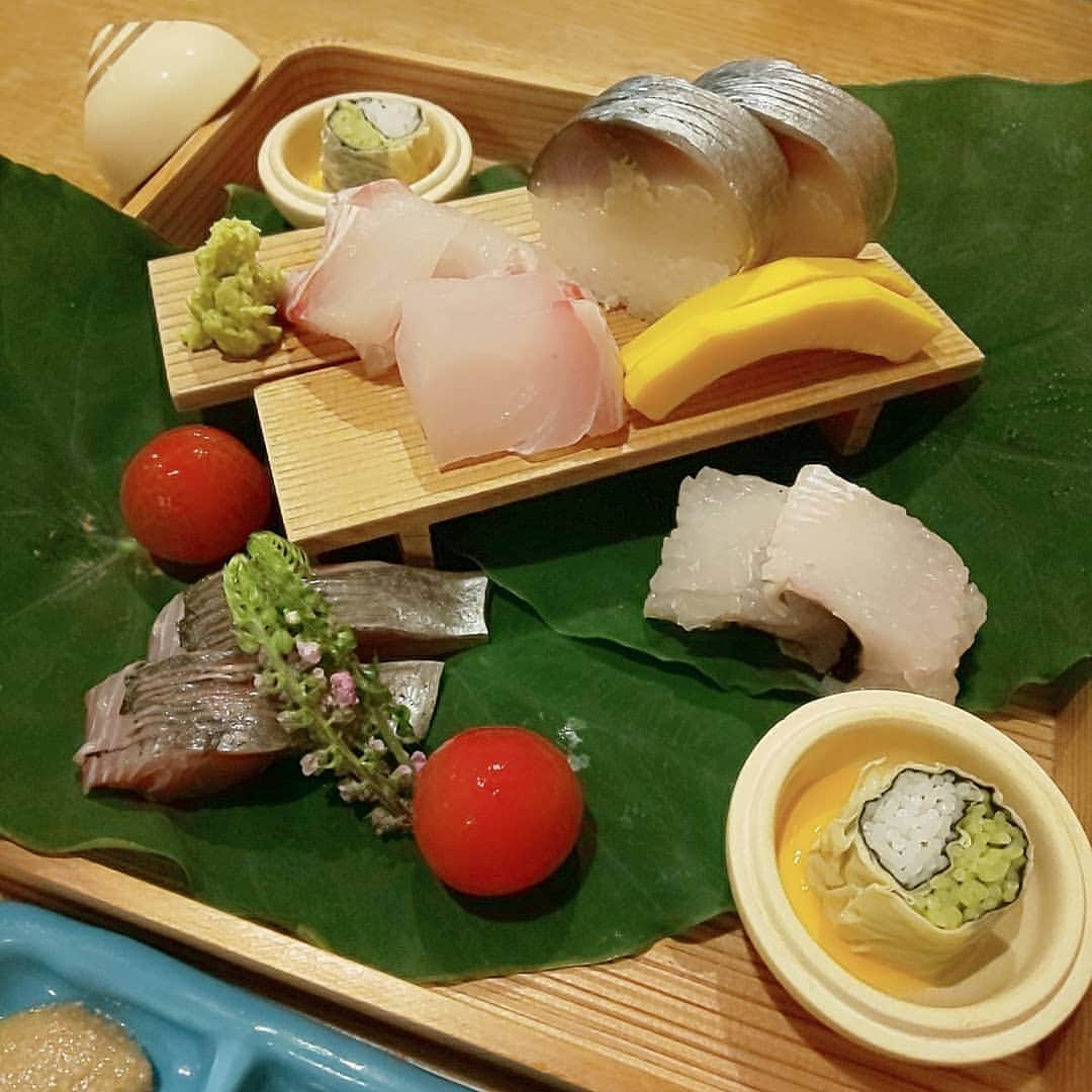 藤原宏美（ひろみん）さんのインスタグラム写真 - (藤原宏美（ひろみん）Instagram)「グルメな方に教えてもらってから、 2度目の【むろまち加地】さん♥️  月替わりのお料理です。  これは7月京都で1泊した時。 お通し八寸がうちわの器だったりで、 祇園祭をイメージされているのだろうな🎵  豆乳クリームとか、 茄子のすりながしとか。 どれも美味しく好きな味ばかりで、 作り方を聞くと教えて下さるのだけれど、 手間を想像すると おうちでは無理だわぁ😂  いつか、きっと、作ってみます！  いつか。。。🤣  #むろまち加地 #京都グルメ #五条グルメ #四条グルメ #gourmet #京都旅行 #旅行好き #旅好き #kyoto #京都 #祇園祭 #お通し八寸 #京都和食 #和食 #京都割烹 #創作和食 #藤原宏美 #ひろみん旅物語 #ひろみしゅらん」8月17日 22時14分 - hiromint7