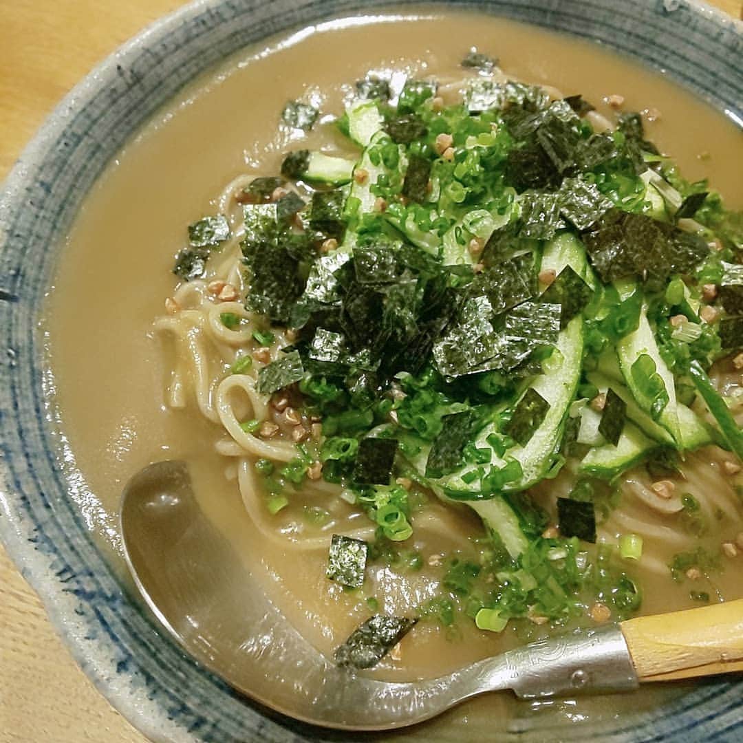 藤原宏美（ひろみん）さんのインスタグラム写真 - (藤原宏美（ひろみん）Instagram)「グルメな方に教えてもらってから、 2度目の【むろまち加地】さん♥️  月替わりのお料理です。  これは7月京都で1泊した時。 お通し八寸がうちわの器だったりで、 祇園祭をイメージされているのだろうな🎵  豆乳クリームとか、 茄子のすりながしとか。 どれも美味しく好きな味ばかりで、 作り方を聞くと教えて下さるのだけれど、 手間を想像すると おうちでは無理だわぁ😂  いつか、きっと、作ってみます！  いつか。。。🤣  #むろまち加地 #京都グルメ #五条グルメ #四条グルメ #gourmet #京都旅行 #旅行好き #旅好き #kyoto #京都 #祇園祭 #お通し八寸 #京都和食 #和食 #京都割烹 #創作和食 #藤原宏美 #ひろみん旅物語 #ひろみしゅらん」8月17日 22時14分 - hiromint7