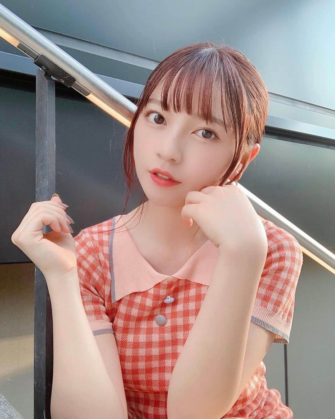 廣川奈々聖のインスタグラム：「天気良かった日ꪔ̤̮🌼﻿ ﻿ 髪は適当に結んだだけ〜 ﻿ ﻿ なんか楽しそう（笑）﻿ ﻿ ﻿ ﻿ ﻿ #夏コーデ#ニットワンピ#私服#ootd#ハンドメイドピアス#soramamade#サマーニット#レトロガーリー#ニットワンピ」