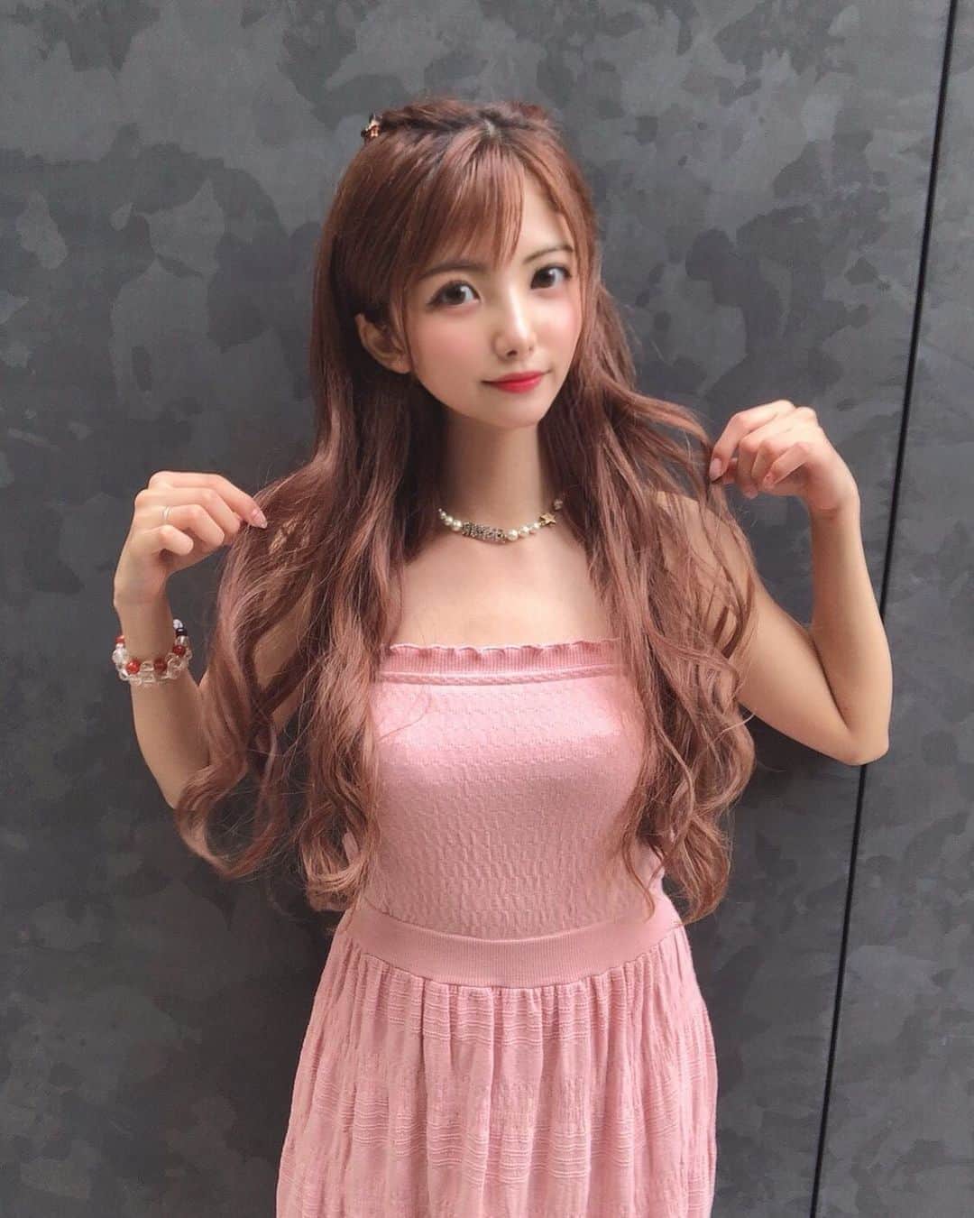 岡田栞奈のインスタグラム：「最近のお気に入りヘアアレンジと ワンピース(@emiriawiz_official )💗  明日も熱中症に気をつけて皆さん お過ごし下さい(✻´ν`✻) #真夏コーデ #ワンピース #ピンク #summer #pink #onepiece」
