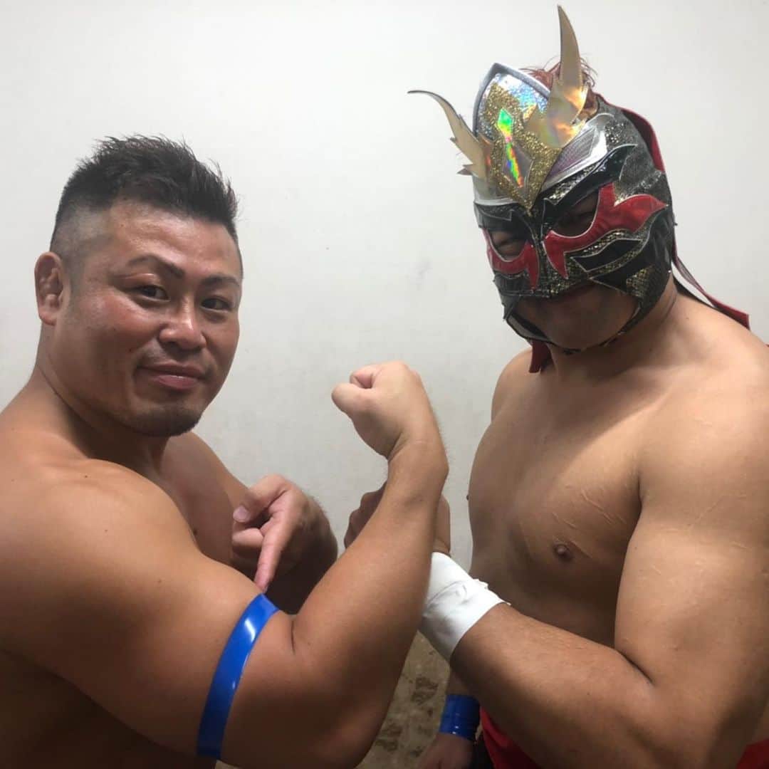 GOSAMARUのインスタグラム：「明日帰るのかぁ。‬ ‪今回思ったのはプロレスはドラマだよなぁって。‬ ‪続けてれば沢山の再開もあるし夢も叶うんだよね。‬ ‪Kageと組めた事は財産です。‬ ‪もう一度だけ沖縄でも良いから組みたいよ！‬ ‪Kageだけじゃなくて大事な兄貴ともね。‬ だから這いつくばってでも現役に固執したいと思います。 だから、どんなに辛いことがあっても嫌なこともあっても夢が叶うまでは自分の理想とするプロレスが出来るまで例えファンの方がゼロになっても僕は現役でいたいと思います。 後悔しないレスラー生活を送りたいと思います。 ‪#琉ドラ #GOSAMARU #rd_pw #プロレス‬」