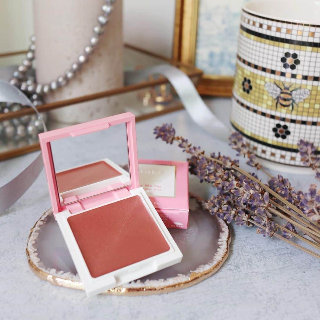 リナのインスタグラム：「秋コスメget💋  ◆ Awake ◆ チアミーアップ グロウイング　 ブラッシュ＆リップ 3g ¥2,800＋tax  01 plum rose  02 cinnamon beige  03 amber orange  ミニバック派の私にぴったりな "リップ＆チーク"❤️  とろけるようにのび広がって、 内側からにじみ出るような 血色感を叶えてくれる…  チークとしては ベタつかずにぼかしやすく、 自然な血色感とツヤのある仕上がりに♪  リップとしては 肌にしっとりとフィットしてくれて、 好みのカラー❤︎  なんと言っても、 ポーチin しやすくて使い倒せそう👍 ...................................................... #awake #lip #cheek #cosmetics #naturalmakeup #naturalcosmetics   #lipandcheek #cinnamonbeige #vegancosmetics #ヴィーガンコスメ#アウェイク #リップアンドチーク #チーク #秋メイク #シナモンベージュ」