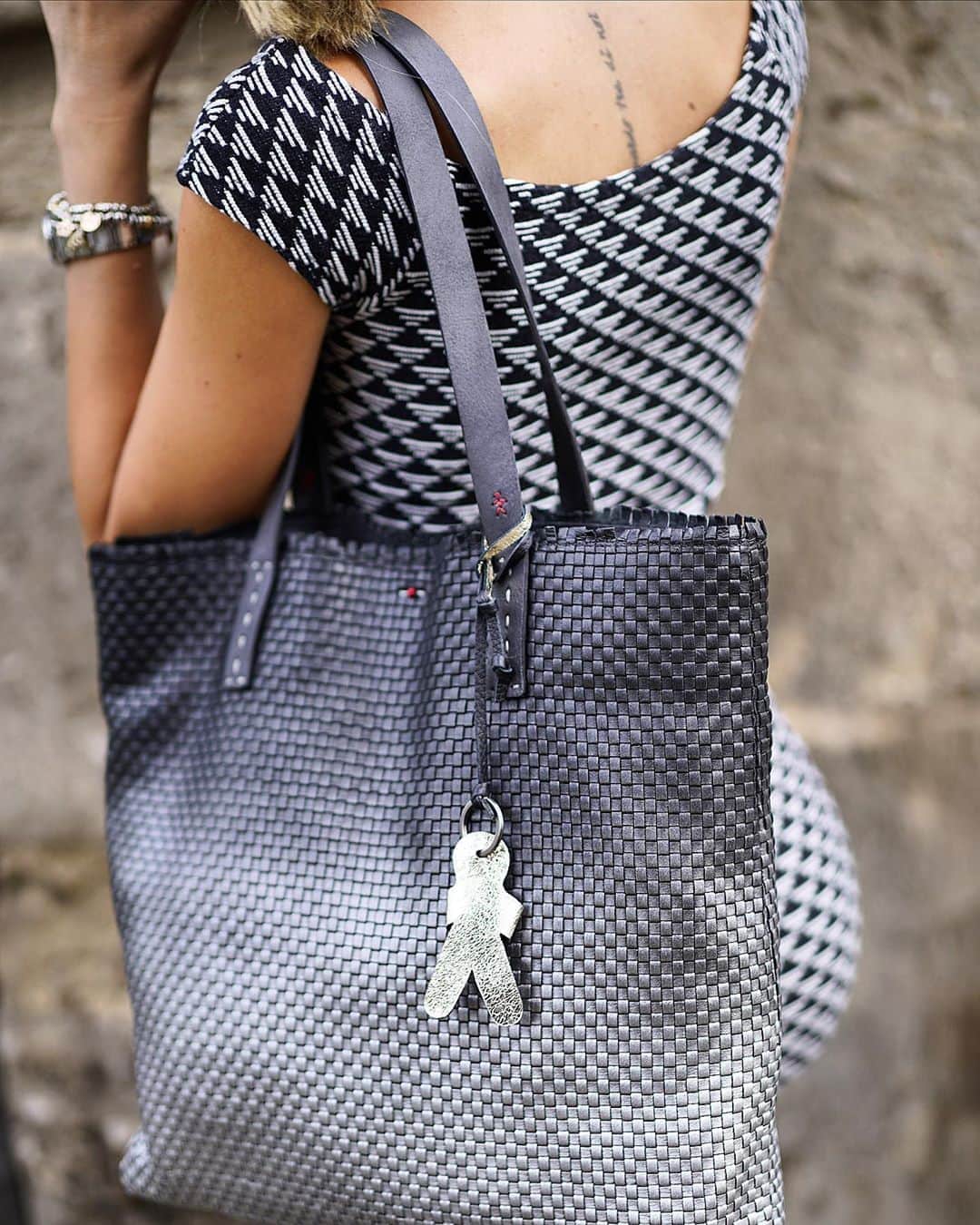 エンリーベグリンのインスタグラム：「Fifty Shades of Grey... Hand-shaded leather weave. #handmade#woven#henrybeguelin#bag#Isa#nero#black#grey#color#fashionbag# fashion# style# onlineshopping#womenfashion# luxurybag# bagaddict#」
