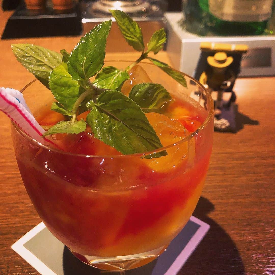 美沙玲奈のインスタグラム：「お酒が体に合わなくなったので、 Barに行ってもフルーツジュースしか 飲みません🍹🍊🍋🍒 みんなは、フルーツ🍓何が好き？？」